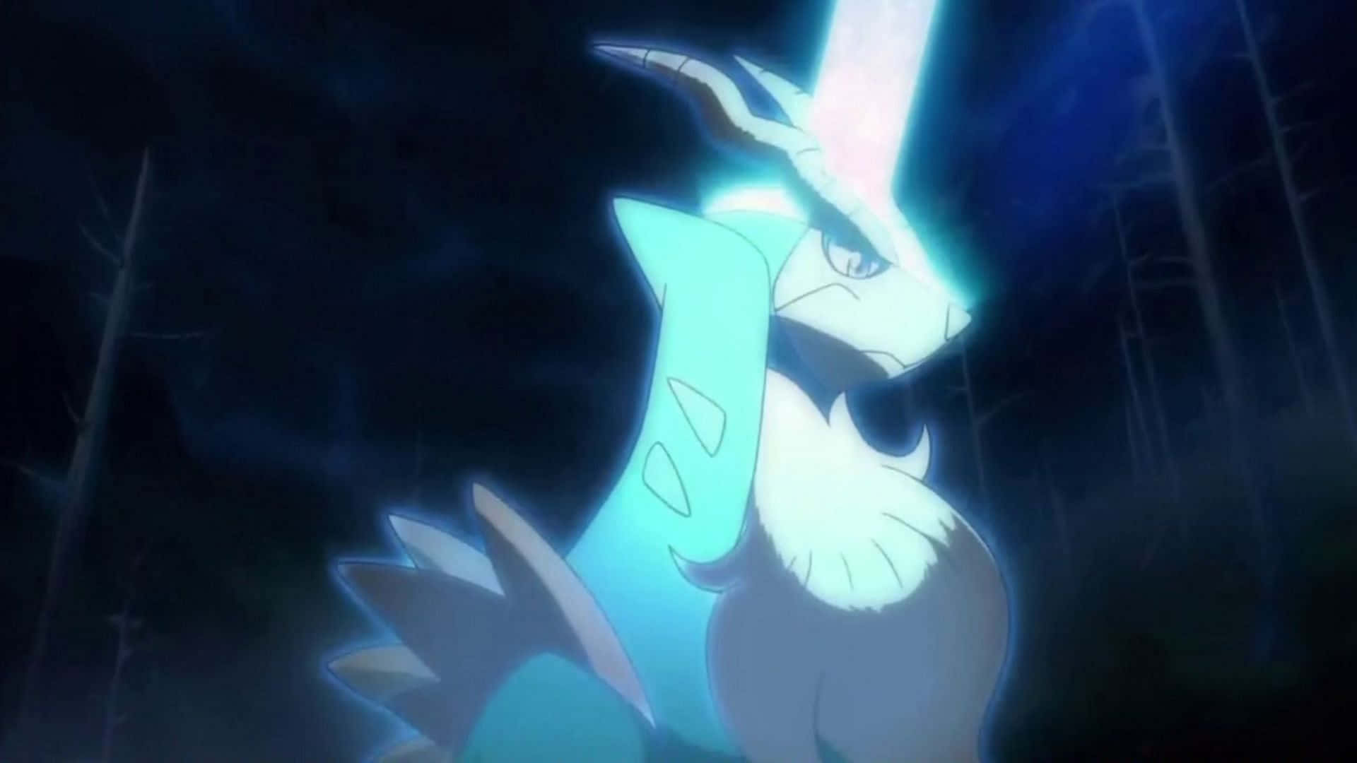 Pokemon Aesthetic 桌布 壁紙 — 一個發光的藍色動漫生物，有角和尖耳朵，夜晚站在黑暗的森林中，散發出明亮的光芒。