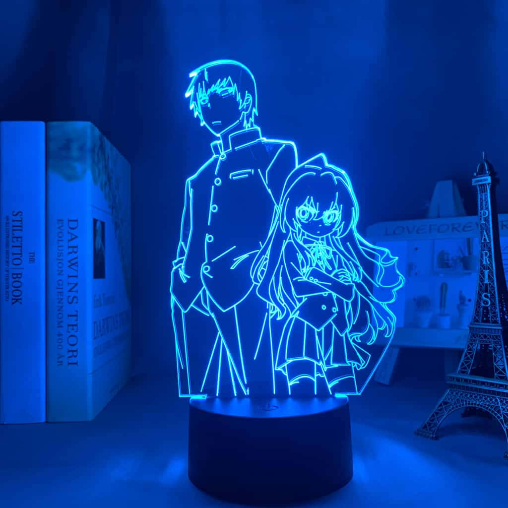 Ryuuji Takasu 桌布 壁紙 — 一個發光的藍色動漫風格3D燈，描繪了一個男孩和一個女孩在一個昏暗的房間裡靠近站立，房間裡有書本和一個艾菲爾鐵塔小雕像。
