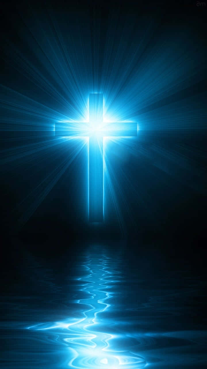 Cute Cross 桌布 壁紙 — 一個發光的藍色十字架在黑暗的水面上散發出神聖的光芒，營造出寧靜的精神倒影。