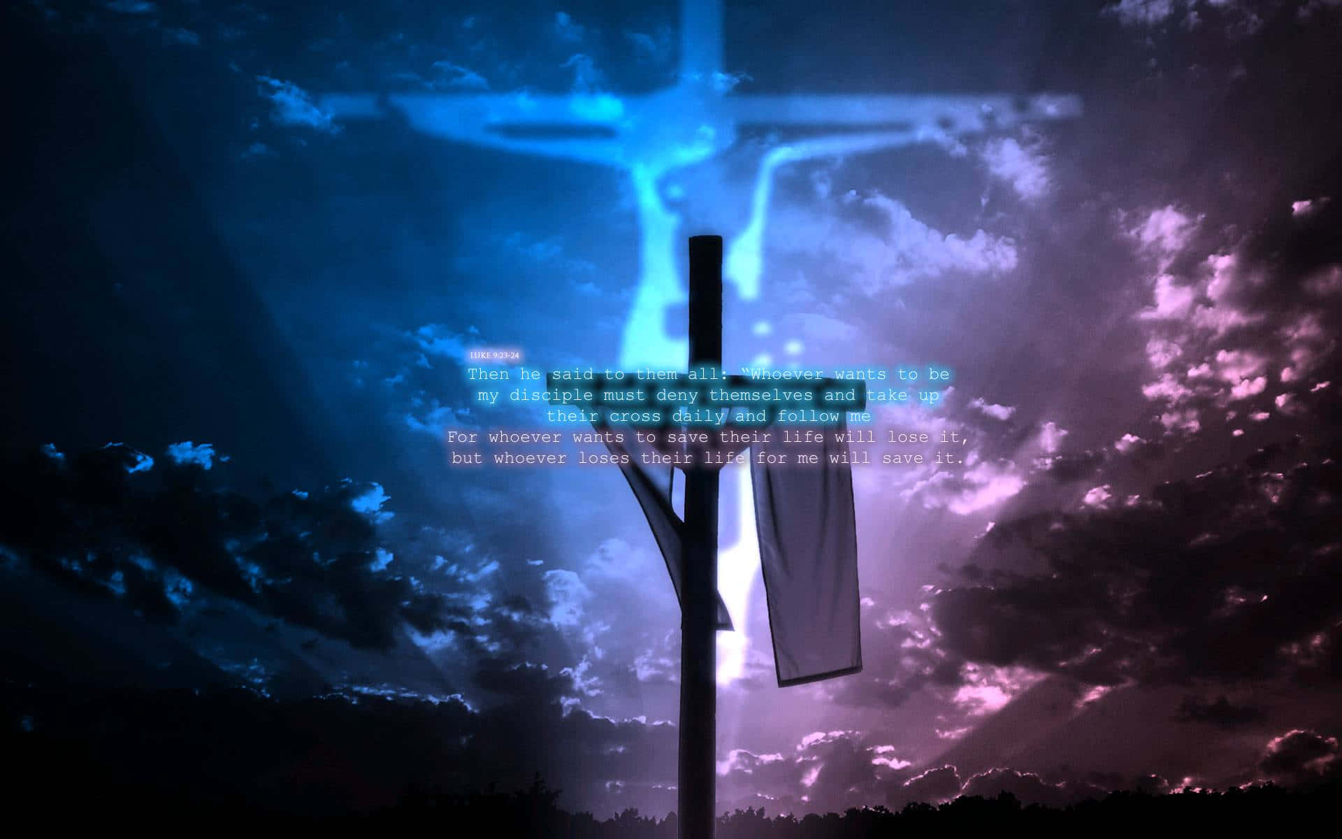 Jesus Saves 桌布 壁紙 — 一個發光的藍色十字架矗立在戲劇性的紫色和藍色暴風雨天空中，帶有聖經文字疊加。