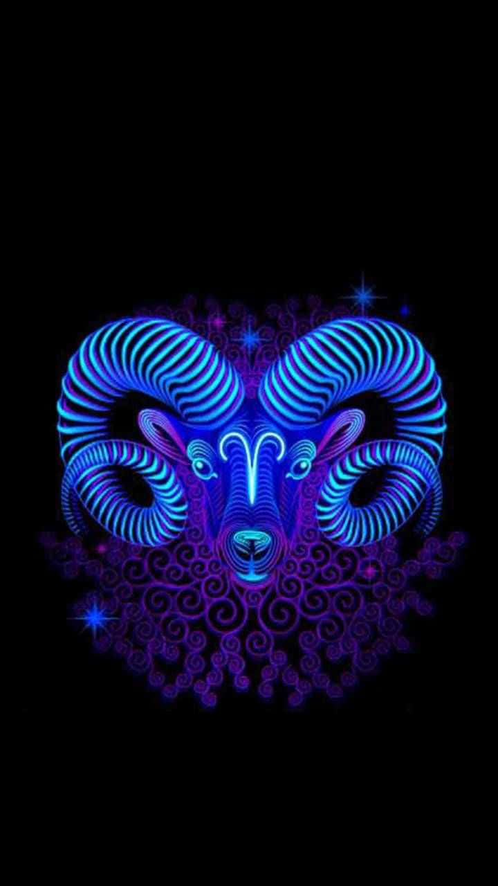 Blue Light Effects 桌布 壁紙 — 一個發光的藍色和紫色公羊頭，帶有螺旋角和星爆，背景為黑色。