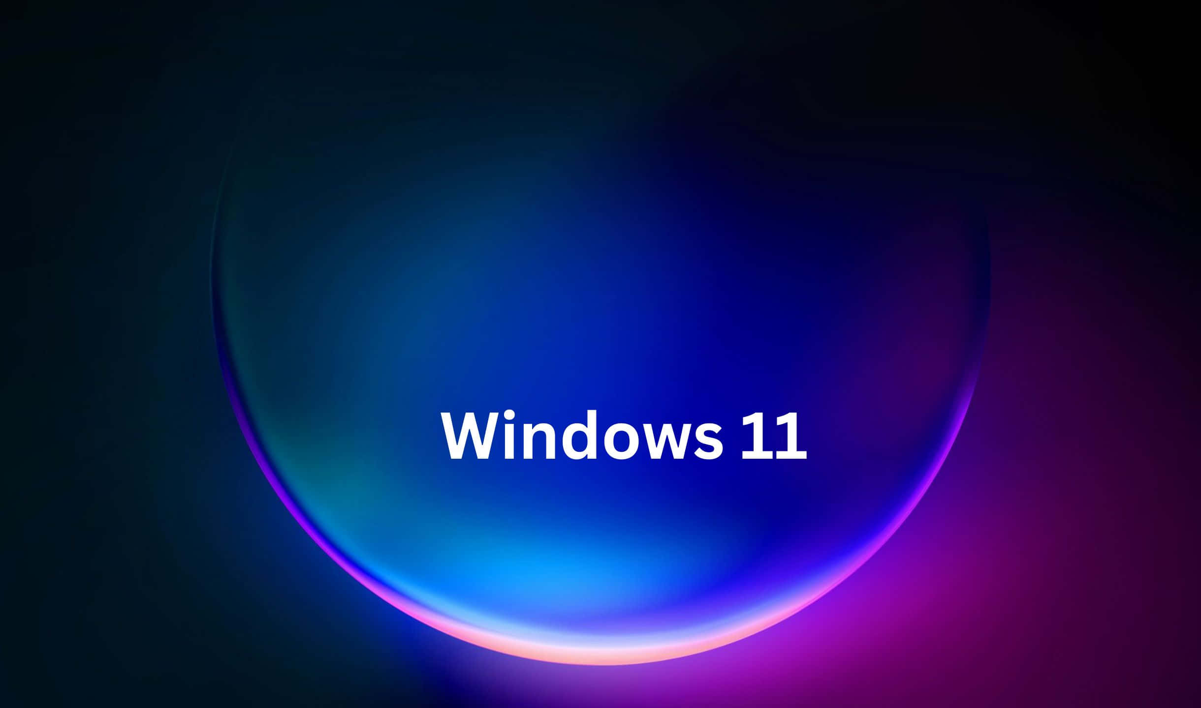 Windows 11 桌布 壁紙 — 一個發光的藍色和紫色彎曲球體，中央帶有 'Windows 11' 文字，背景為深色漸變。