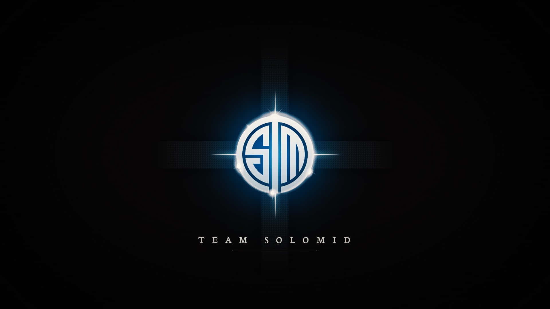 Tsm 桌布 壁紙 — 一個發光的藍色圓形標誌，帶有 'TSM' 字母，在黑暗背景上散發光芒，下方有 'TEAM SOLOMID' 文字。