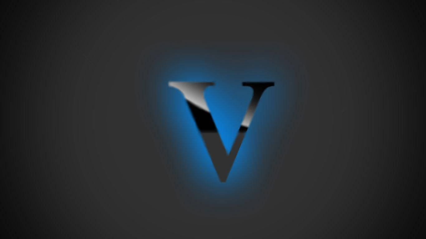v 桌布 壁紙 — 一個發光的藍色字母 V，帶有金屬光澤，居中在深色漸變背景上。