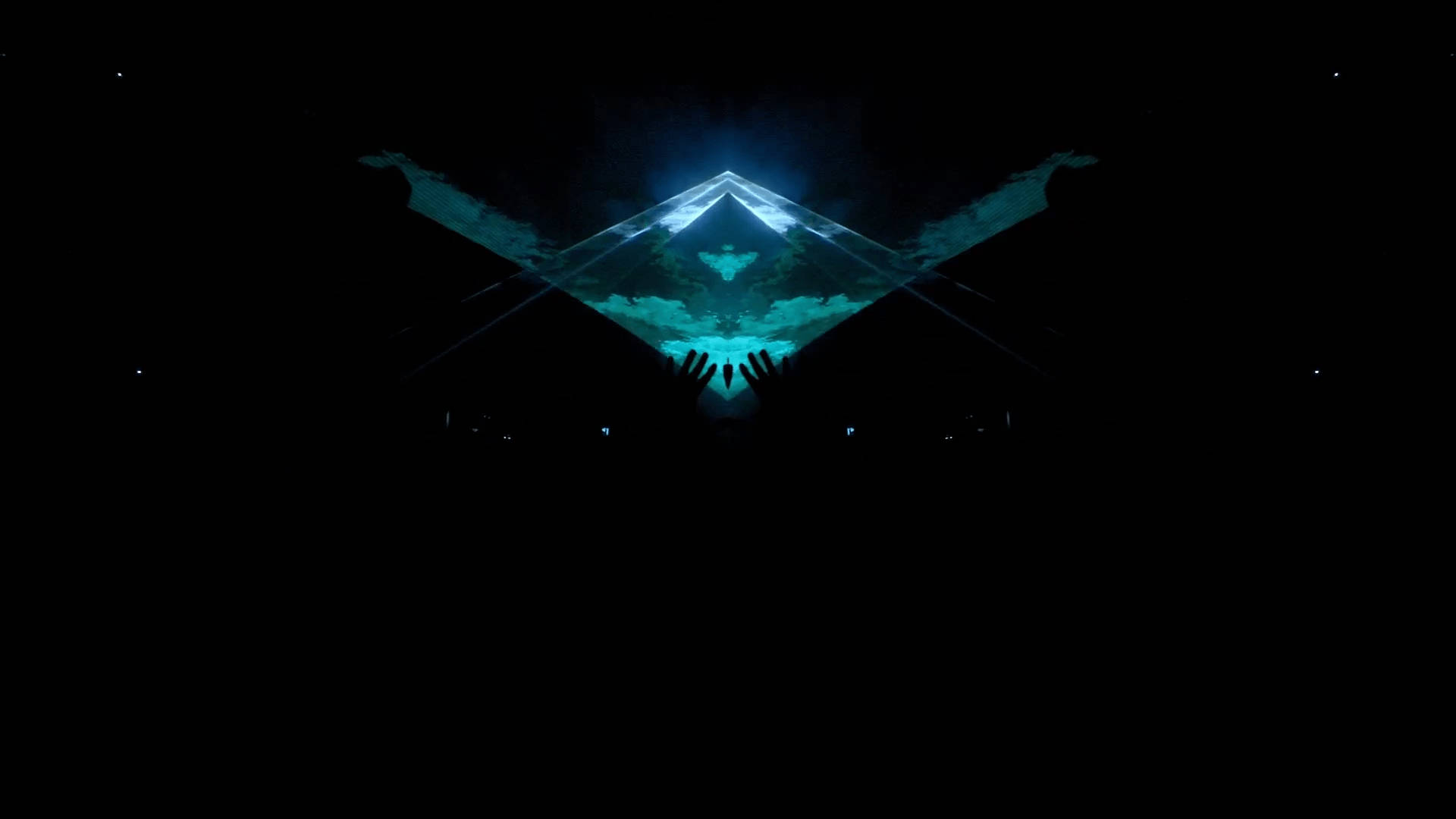 illuminati 桌布 壁紙 — 一個發光的藍色幾何傳送門，帶有鏡像翅膀和雙手向上伸展，背景是星空黑色虛空。