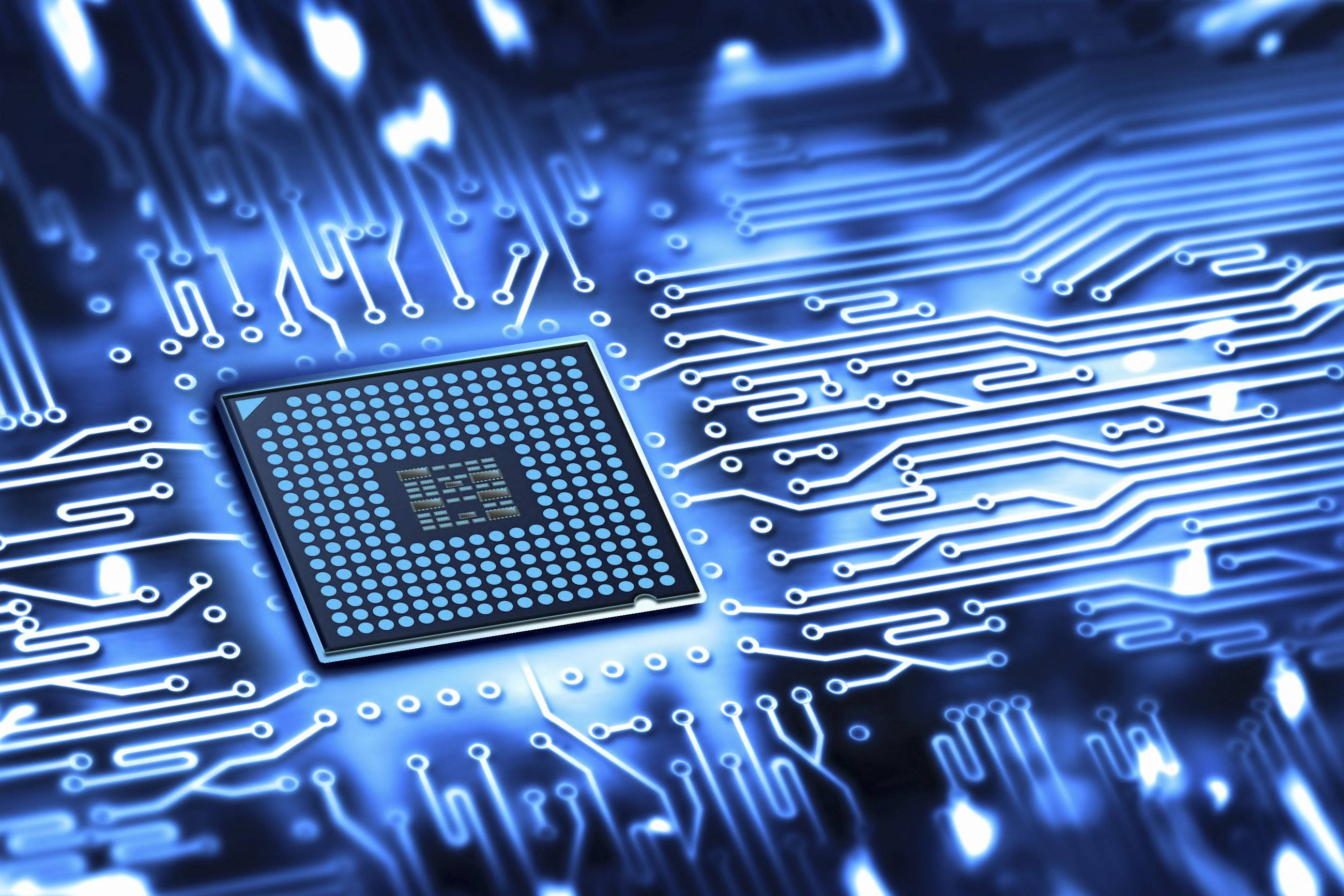 Electronics 桌布 壁紙 — 一個發光的藍色微晶片放置在一個細節豐富、帶有複雜照明路徑的電路板上。