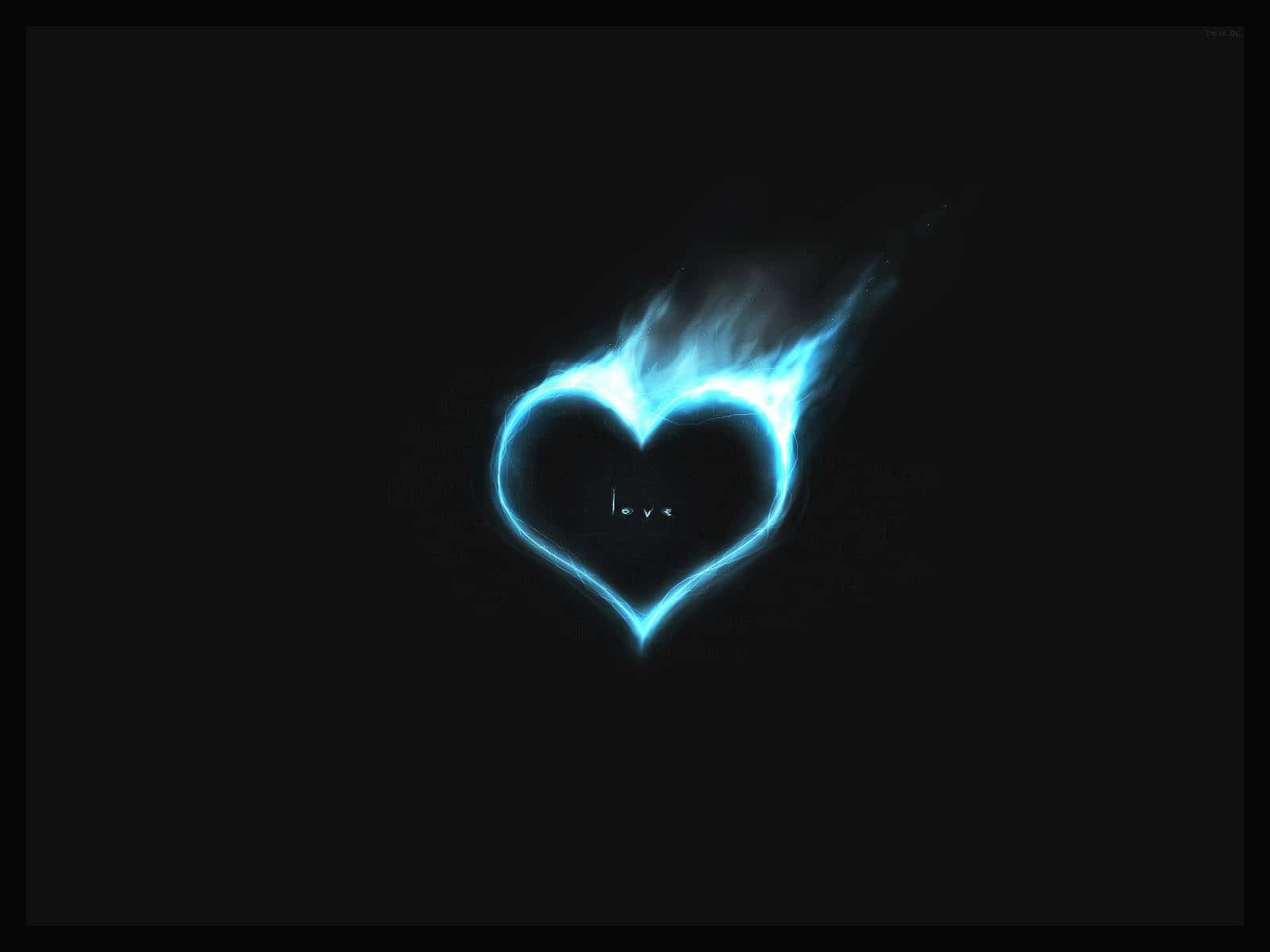 Blue Heart 桌布 壁紙 — 一個發光的藍色心形，帶有火焰邊緣，內部有love字樣，置於黑色背景上。