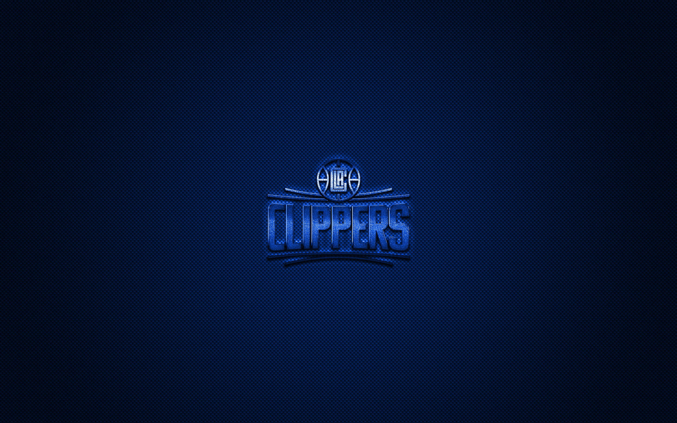 Clippers 桌布 壁紙 — 一個發光的藍色快艇隊標誌，置中在帶有細微漸變照明的紋理深藍色背景上。