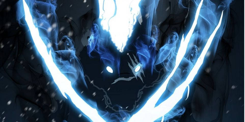Sung Jin Woo 桌布 壁紙 — 一個發光的藍色惡魔面孔，帶有鋒利的爪子和白色的眼睛，從黑色背景的黑暗煙霧中出現。