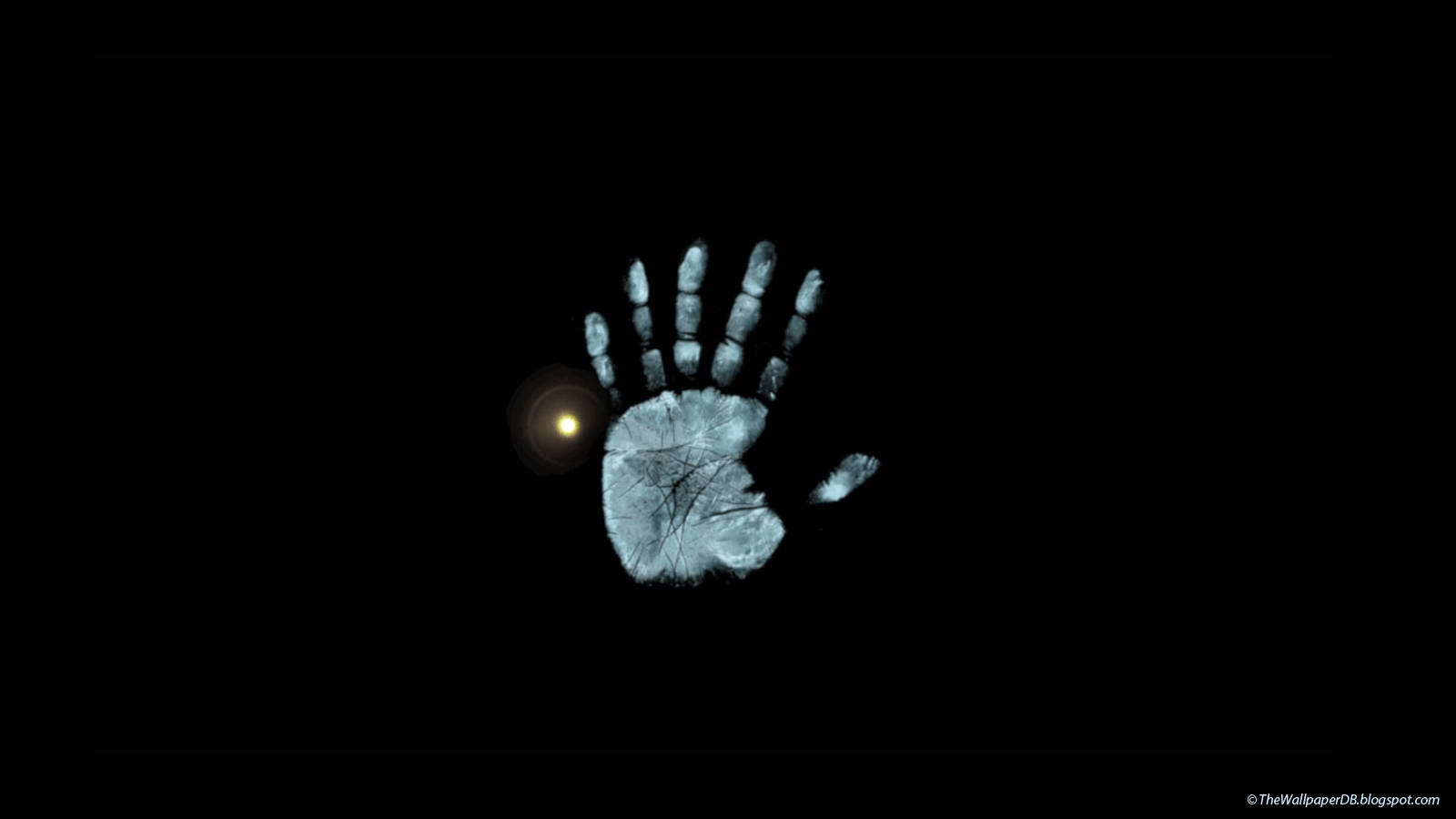 hands up 桌布 壁紙 — 一個發光的藍色手印，帶有溫暖的光暈，襯托在純黑色背景上。