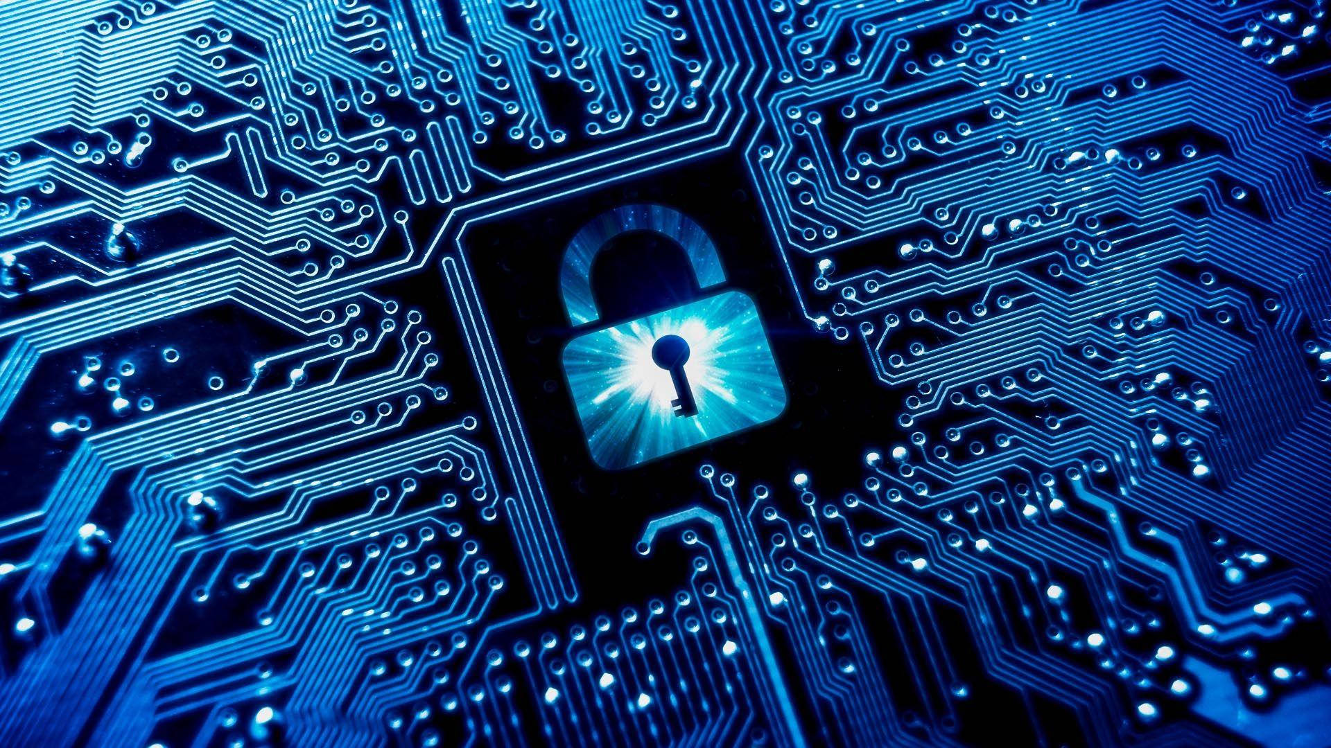 security 桌布 壁紙 — 一個發光的藍色掛鎖，位於詳細的電路板中央，鑰匙孔中迸發出輻射光芒。