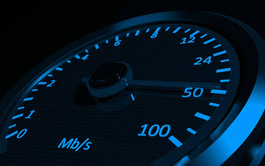 Speed 桌布 壁紙 — 一個發光的藍色數位速度計，在深色背景上顯示 50 Mb/s，帶有光滑的金屬邊框。
