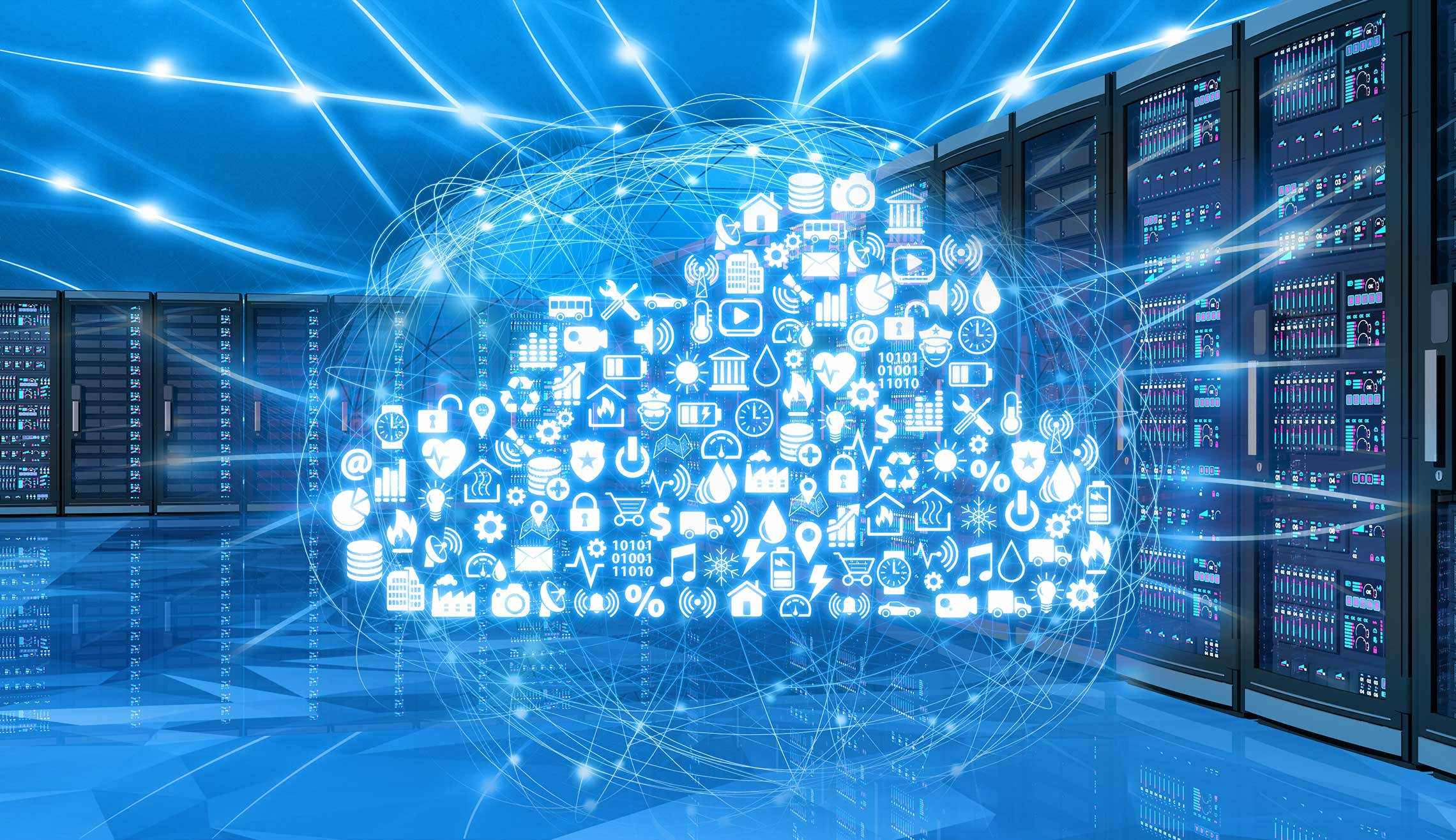Internet 桌布 壁紙 — 一個發光的藍色數位雲，充滿白色科技圖示，懸浮在未來數據中心的伺服器機架上方。
