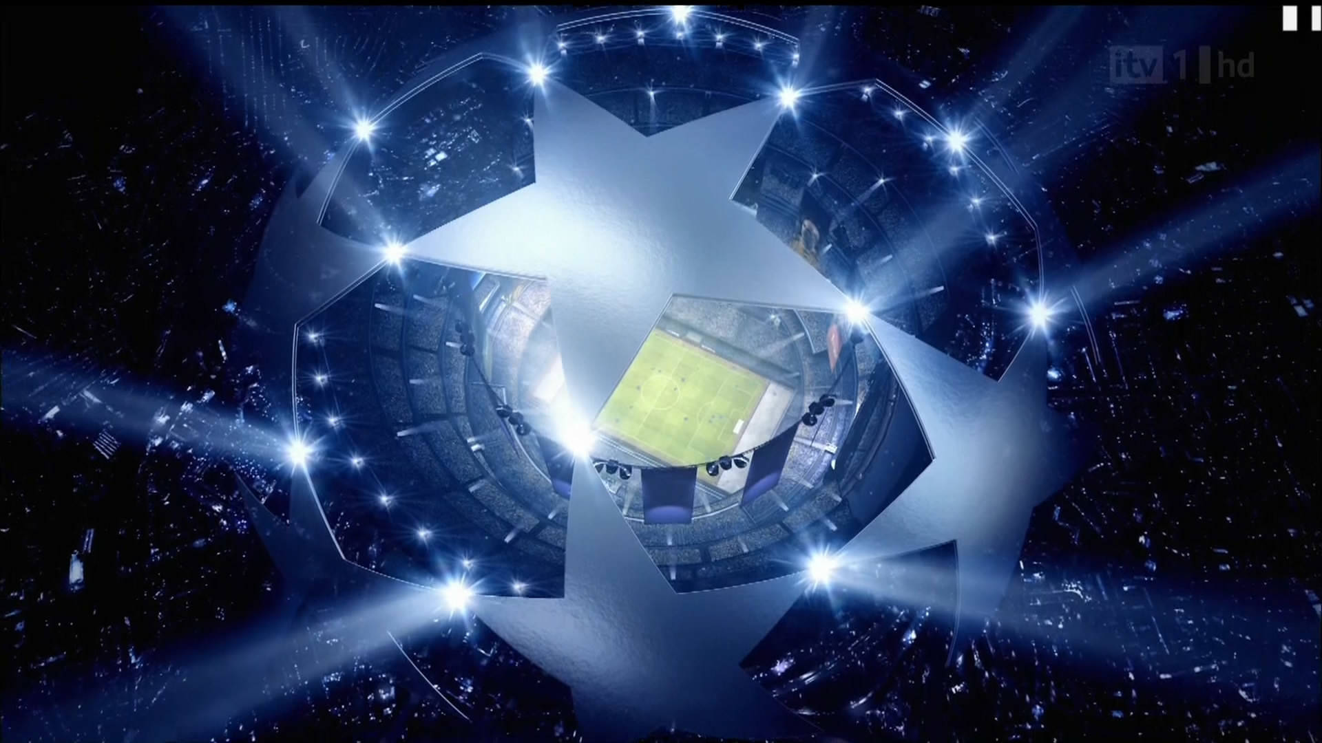 Champions League 桌布 壁紙 — 一個發光的藍色星形體育場，中央有綠色球場，周圍環繞著明亮的聚光燈，背景是黑暗的宇宙。