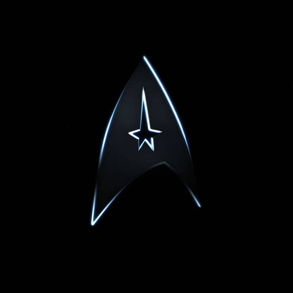 星際爭霸戰 iPhone 桌布 桌布 壁紙 — 一個發光的藍色星際艦隊徽章在漆黑的背景上閃耀，線條銳利清晰，中央有一顆星。