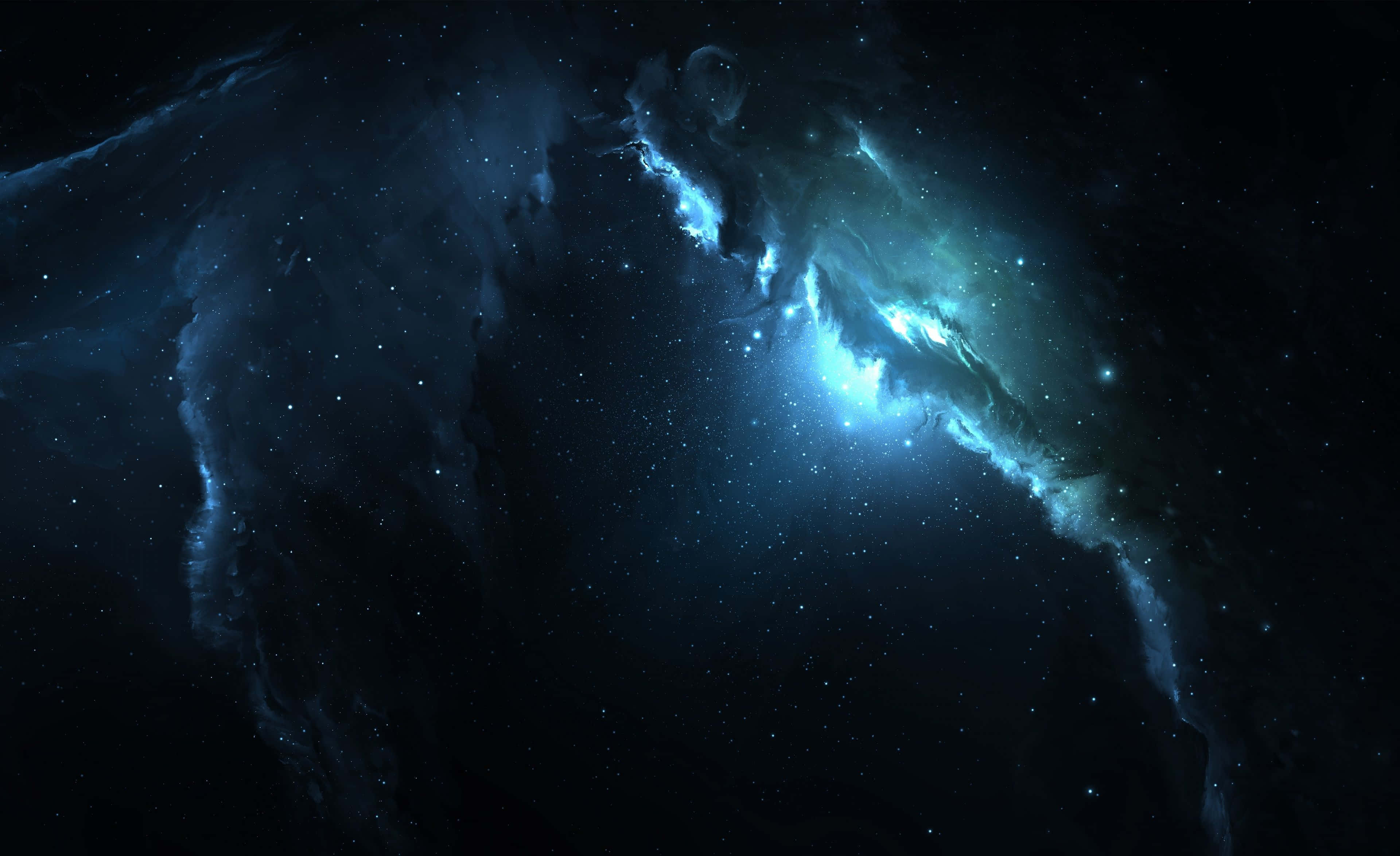 雙螢幕 桌布 壁紙 — 一個發光的藍色星雲在點綴著無數閃爍星星的深空中旋轉。