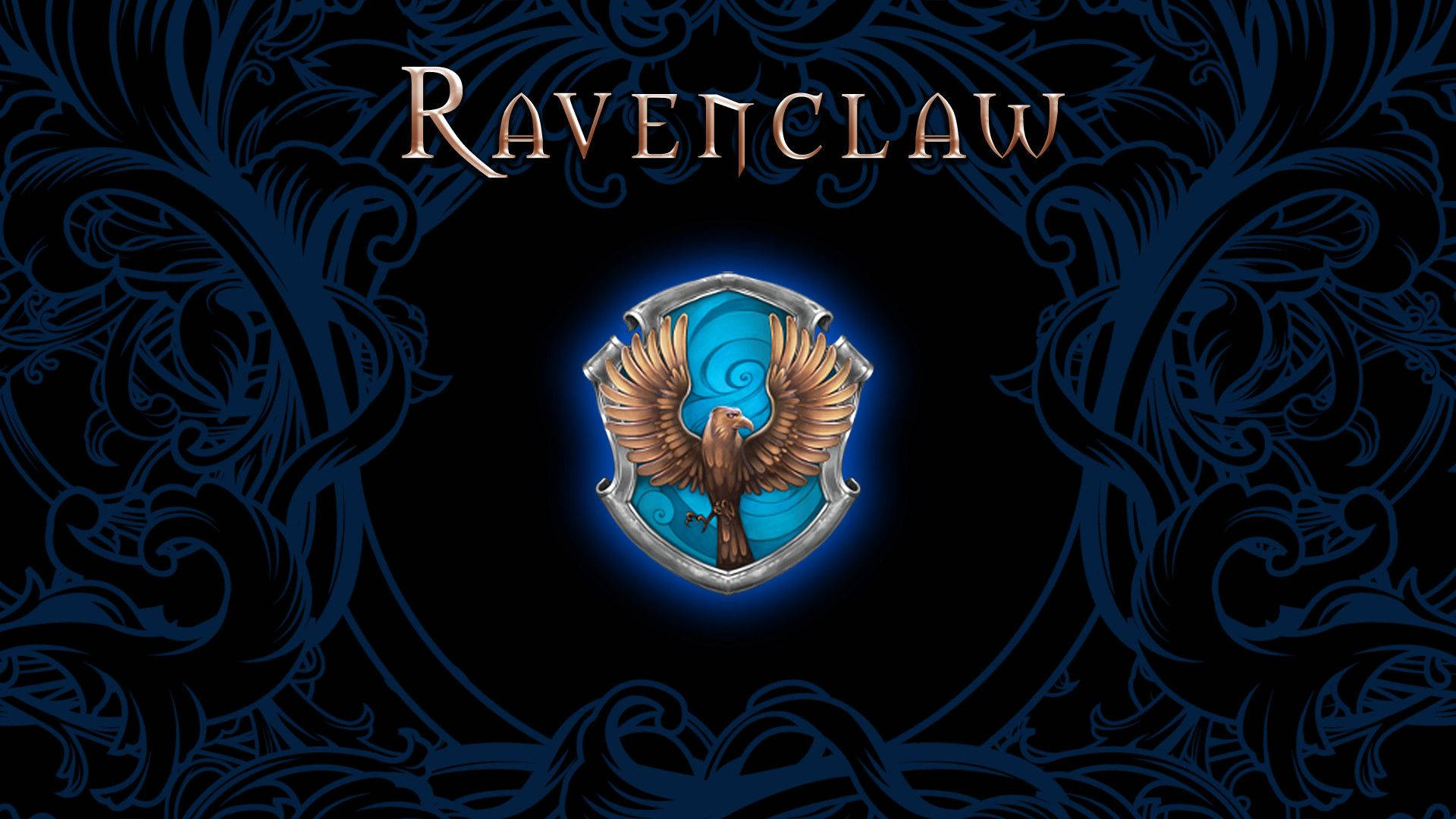 Ravenclaw 桌布 壁紙 — 一個發光的藍色盾牌，中央有一個青銅鷹徽章，背景是深色華麗的，並有金屬字體的'Ravenclaw'。