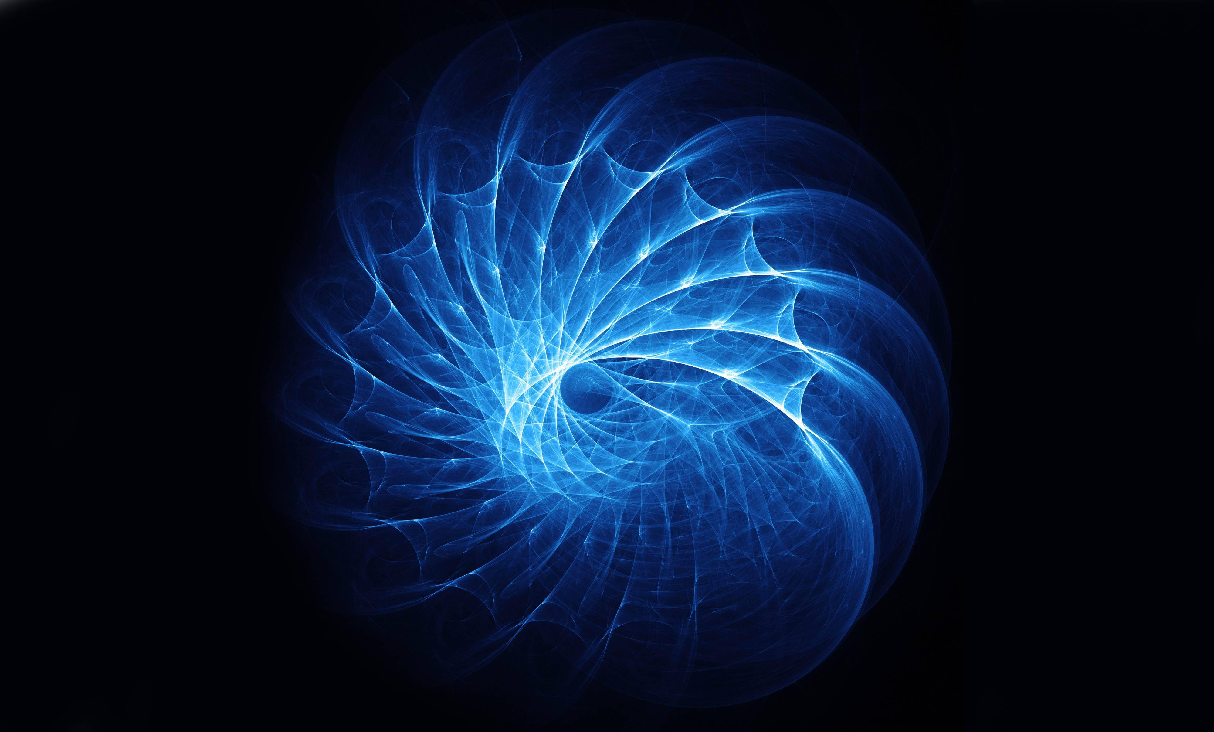 Spiral 桌布 壁紙 — 一個發光的藍色碎形螺旋在深邃的黑色虛空中脈動著能量。