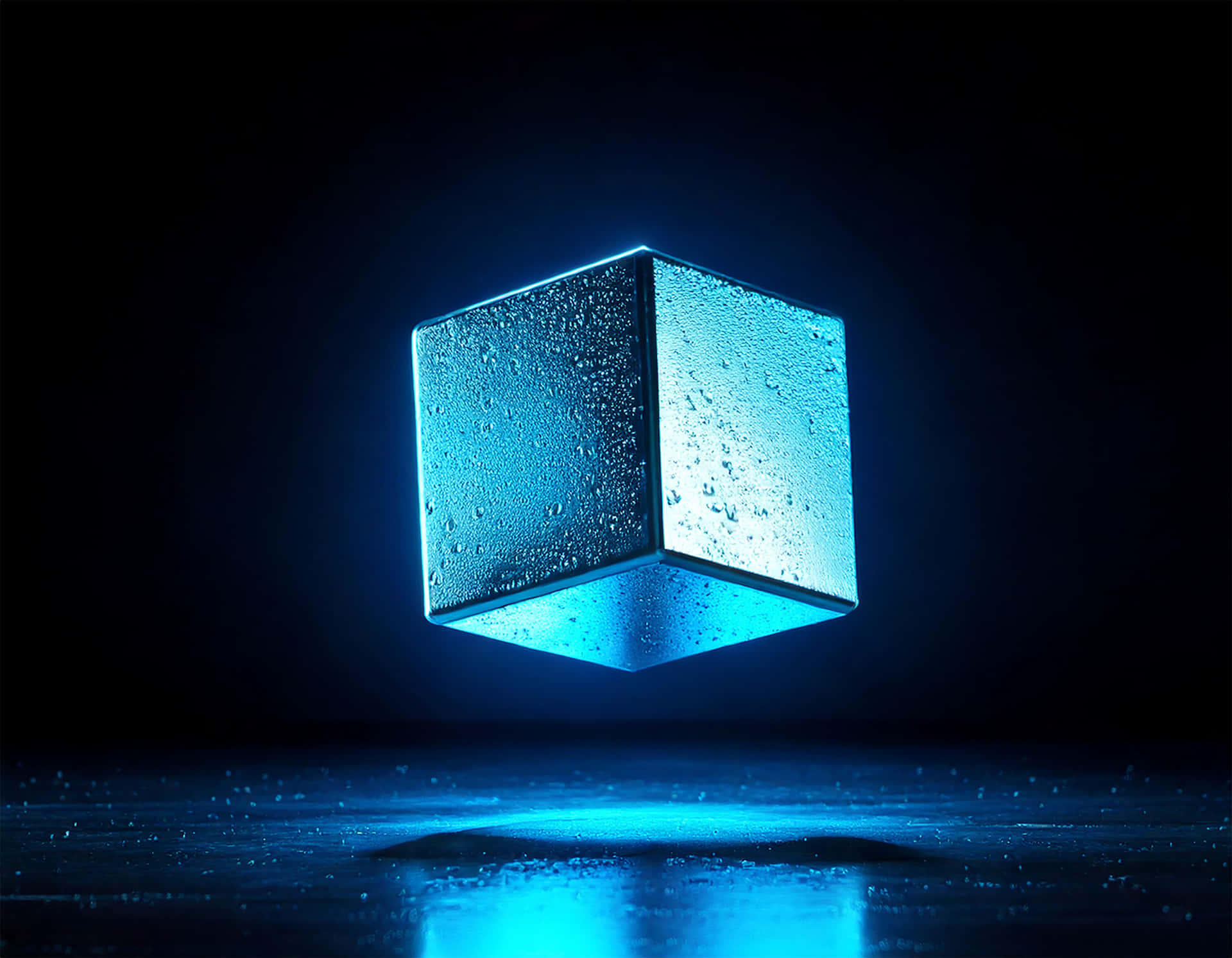 Metallic Cube 壁紙 — 一個發光的藍色立方體，上面佈滿水滴，懸浮在反光的潮濕表面上，背景為深色。