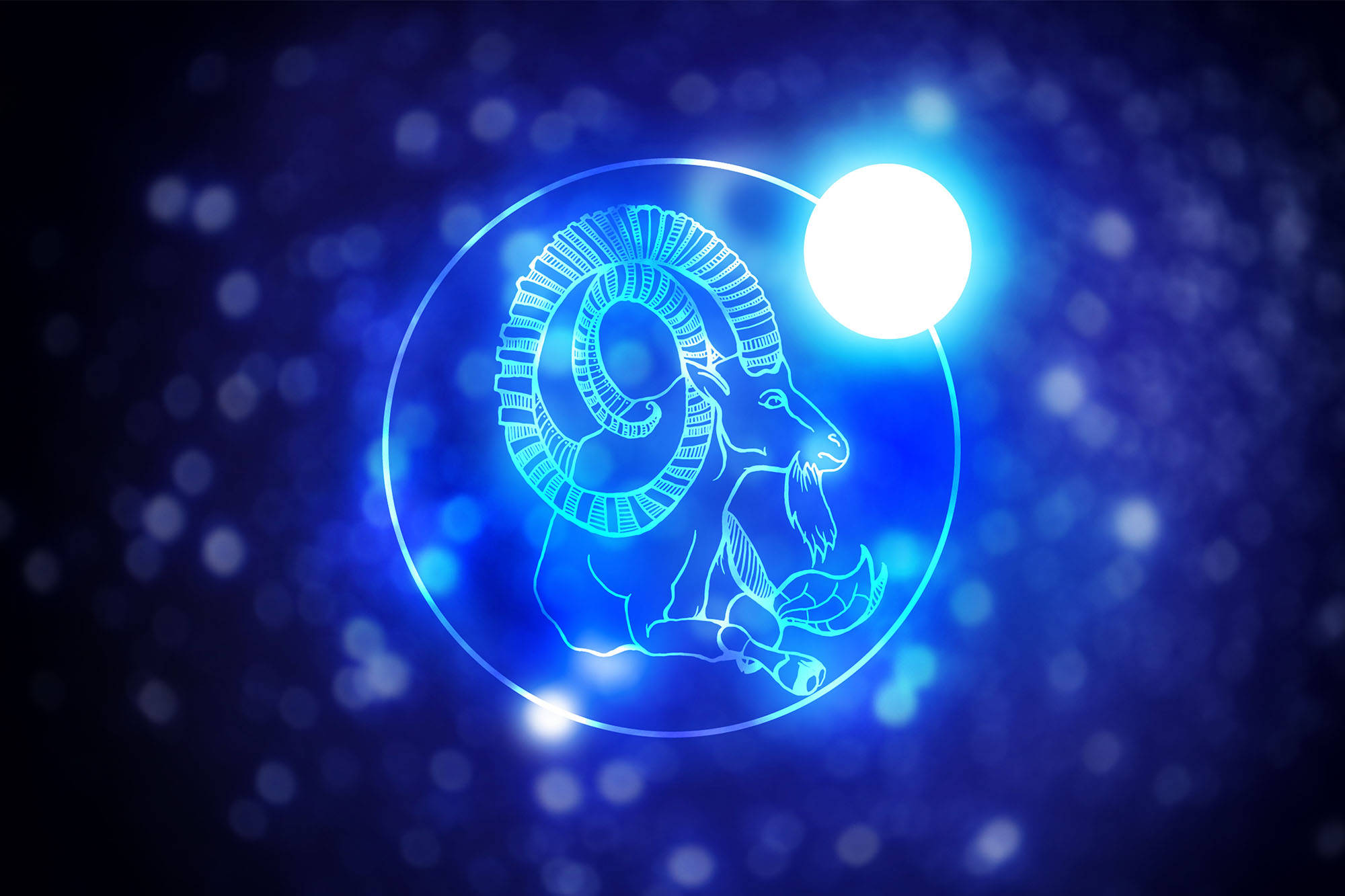 摩羯座 桌布 壁紙 — 一個發光的藍色線條藝術公羊星座符號在星光燦爛的宇宙背景和明亮的太陽照耀下閃耀。
