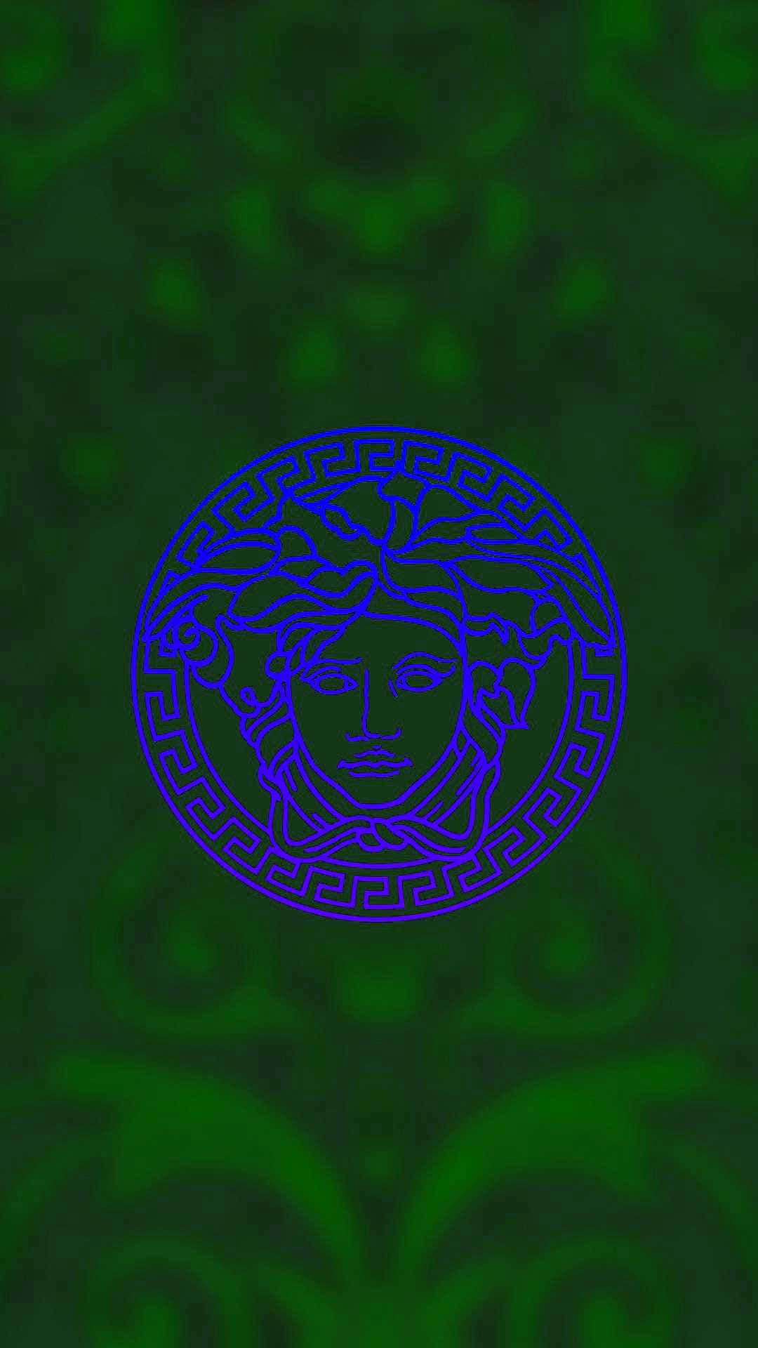Versace iPhone 桌布 壁紙 — 一個發光的藍色美杜莎頭標誌，位於深綠色紋理壁紙中央，帶有重複的華麗圖案。