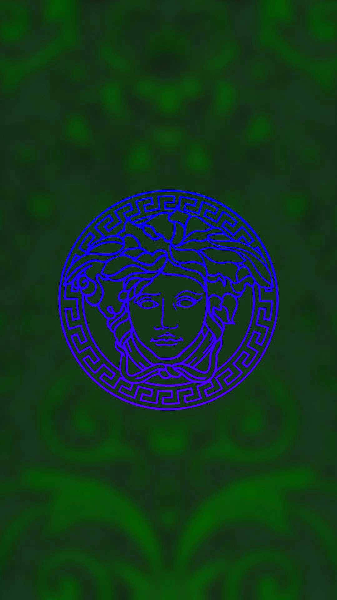 Logo Design 桌布 壁紙 — 一個發光的藍色美杜莎頭標誌，位於深綠色華麗壁紙中央。