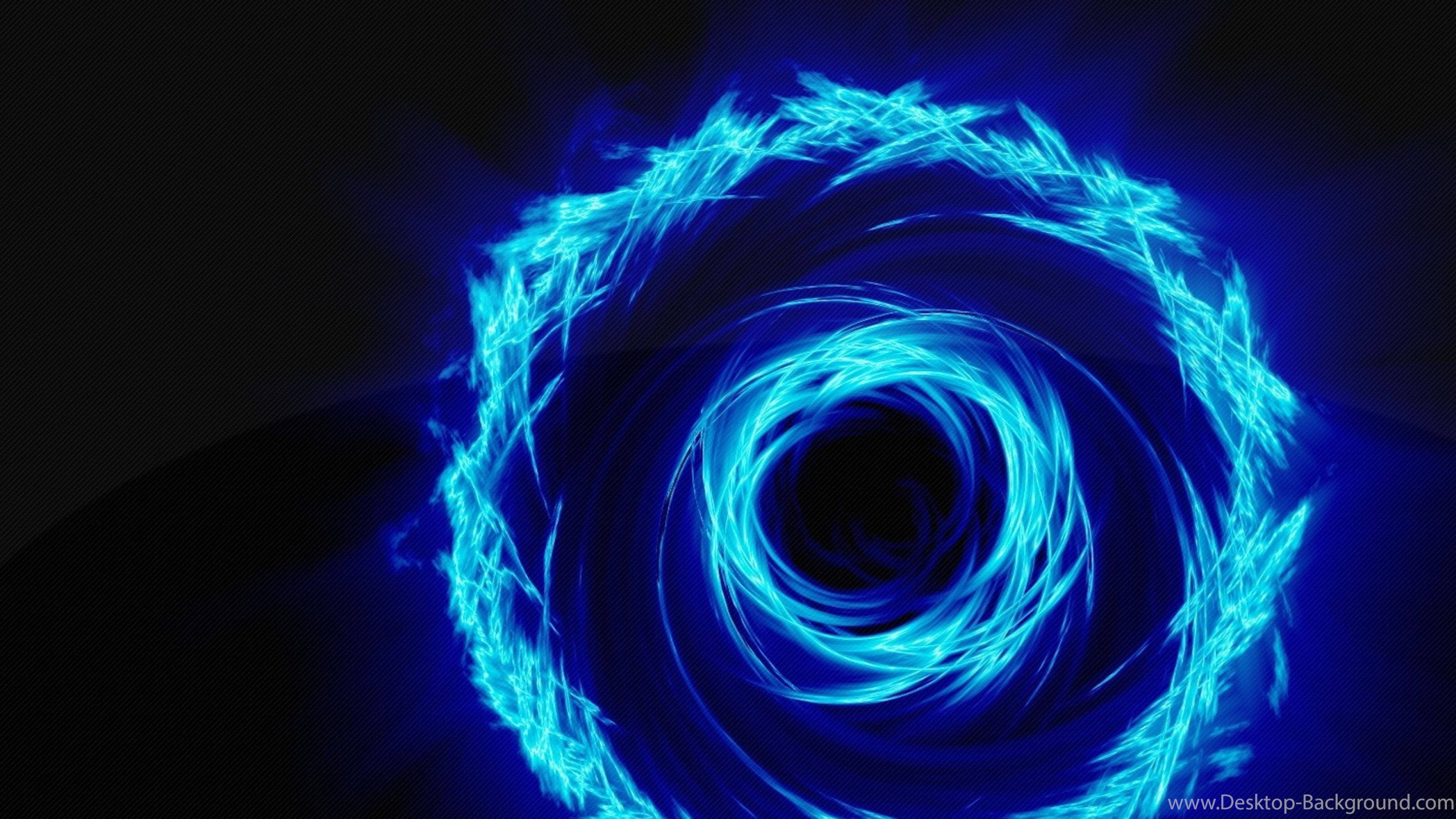 Spiral 桌布 壁紙 — 一個發光的藍色能量漩渦在黑暗背景中向內螺旋，營造出迷人的數位隧道效果。