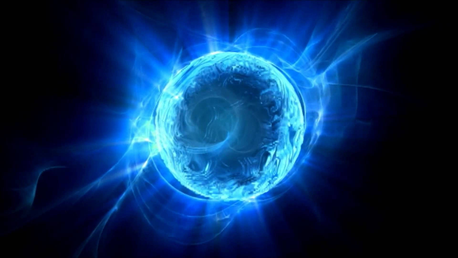 chakra 桌布 壁紙 — 一個發光的藍色能量球在黑暗的宇宙背景下脈動著耀眼的光芒。