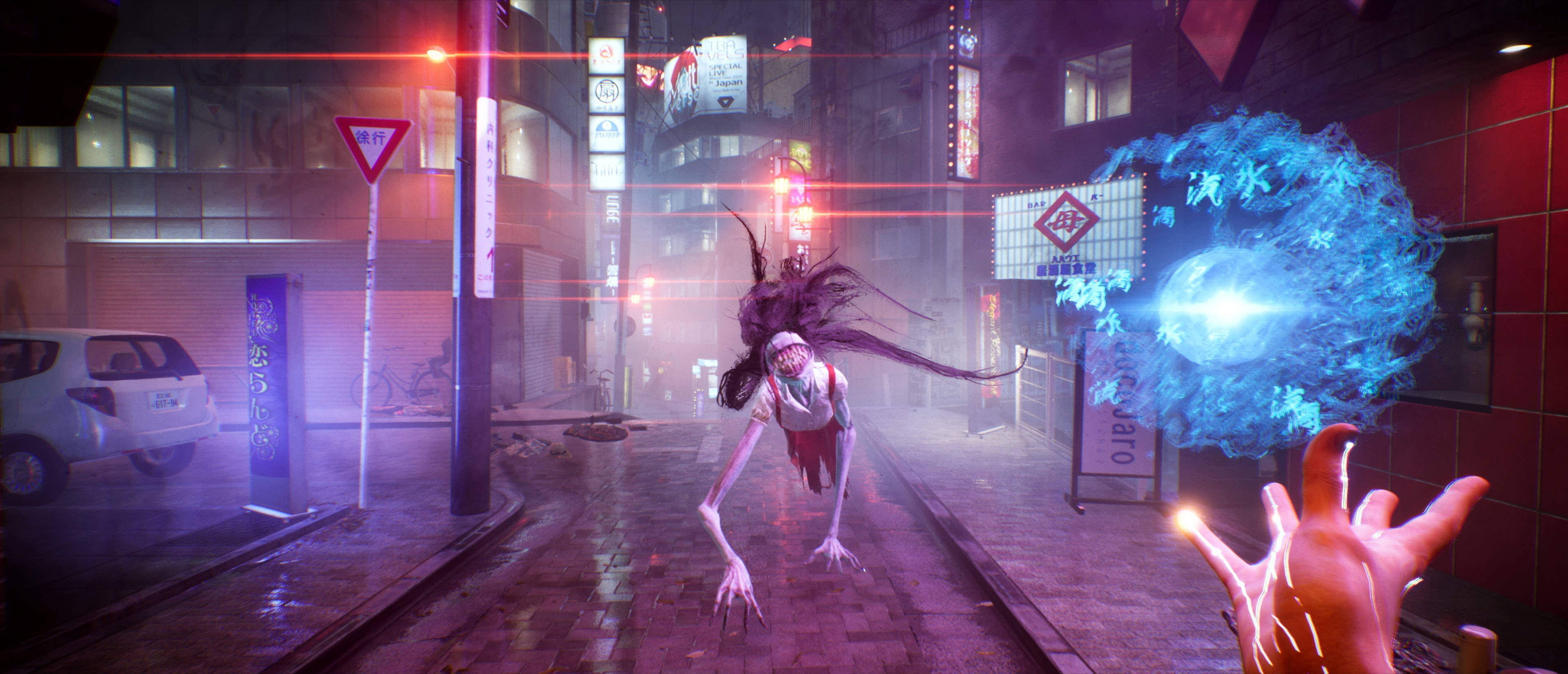 Ghostwire Tokyo 桌布 壁紙 — 一個發光的藍色能量球懸浮著，而一隻怪物在夜間從霓虹燈閃爍的潮濕城市小巷中撲出。