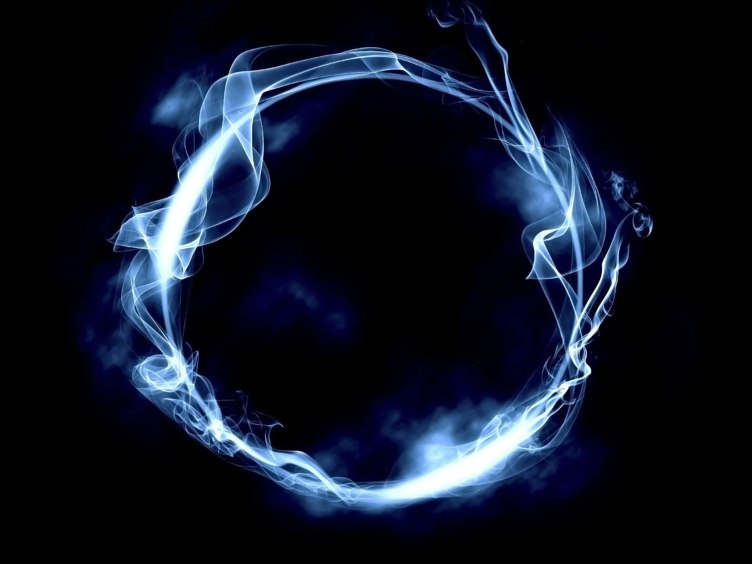 Smoke Blue 桌布 壁紙 — 一個發光的藍色能量環在深黑色背景上動態旋轉，形成一個空靈的圓形傳送門。
