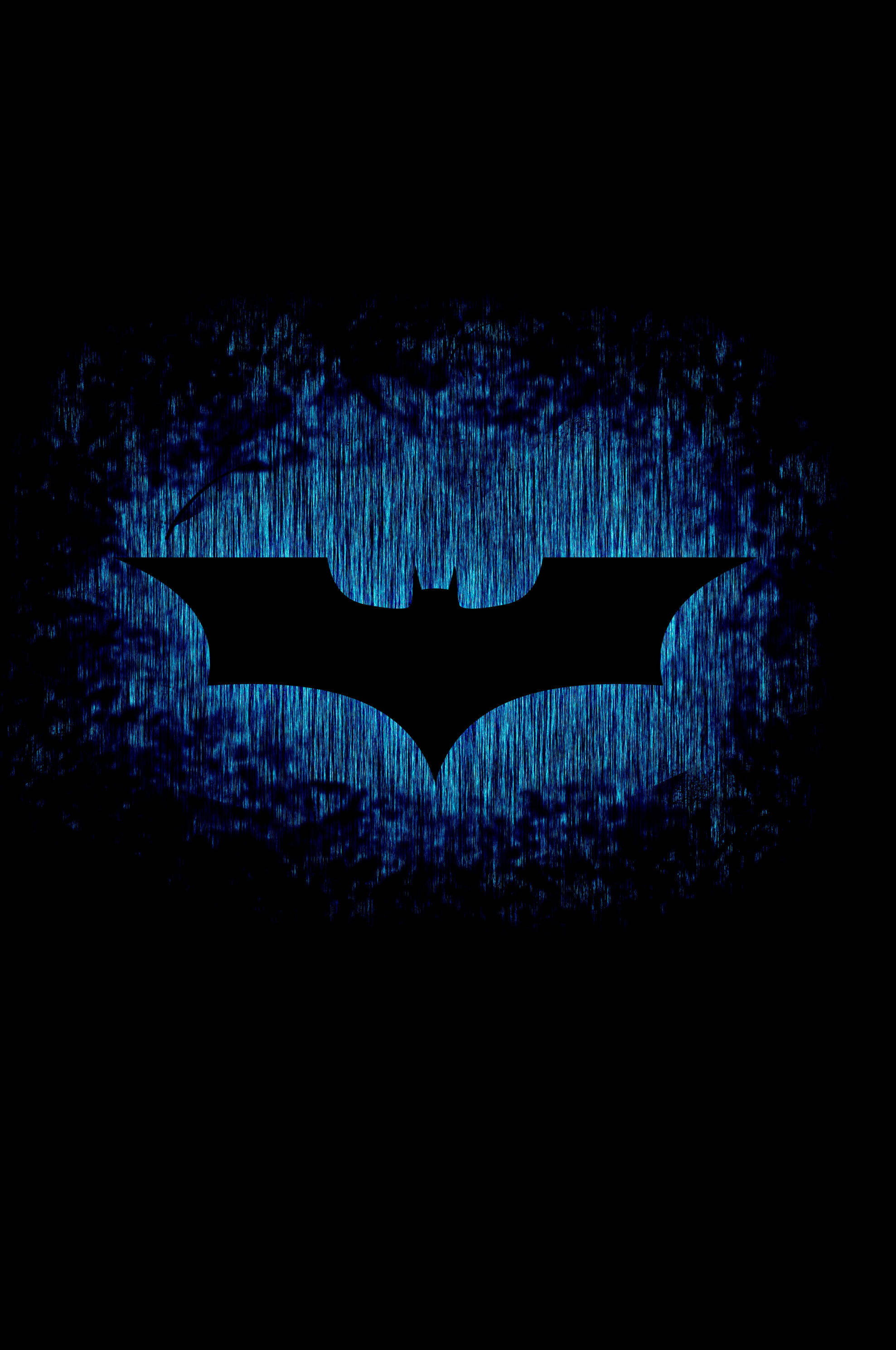 Batman Logo 桌布 壁紙 — 一個發光的藍色蝙蝠標誌從紋理黑暗的背景中浮現，就像一條骯髒城市後巷的霓虹燈。
