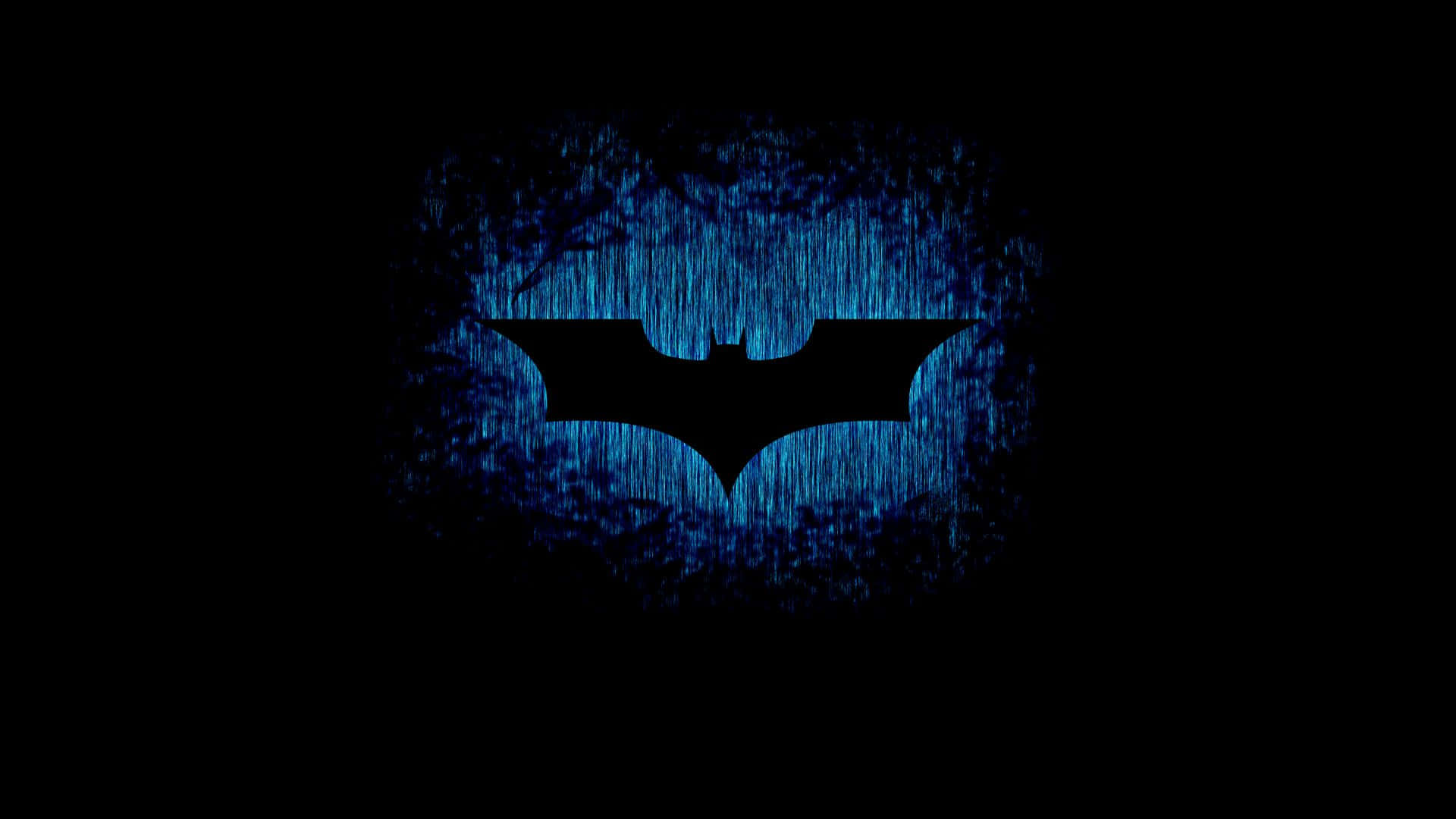 Batmobile Desktop 桌布 壁紙 — 一個發光的藍色蝙蝠標誌從雨水浸濕的黑暗中浮現，被陰影樹枝框住，背景是黑色虛空。
