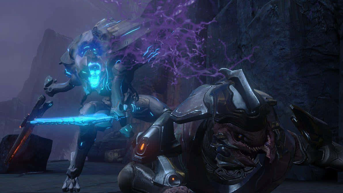 Halo Covenant 桌布 壁紙 — 一個發光的藍色裝甲戰士在岩石峽谷中用紫色能量劈向一隻倒下的裝甲野獸。