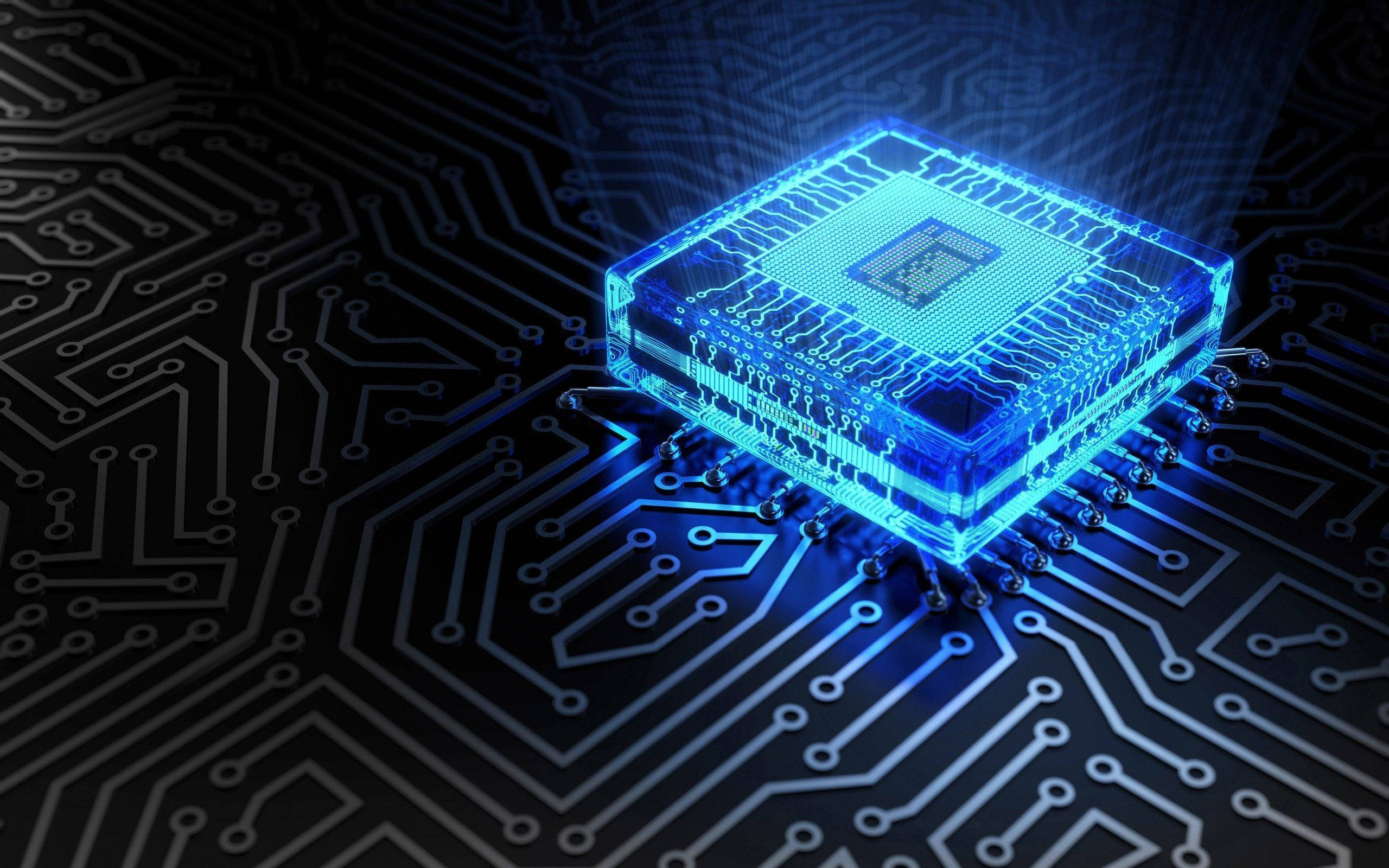 Electronics 桌布 壁紙 — 一個發光的藍色透明微晶片在帶有複雜銀色路徑的深色電路板上脈動著光芒。