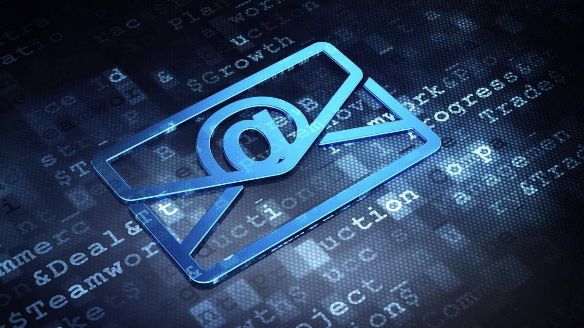 Email 桌布 壁紙 — 一個發光的藍色電子郵件圖示漂浮在充滿浮動商業相關文字的深色數位背景上。
