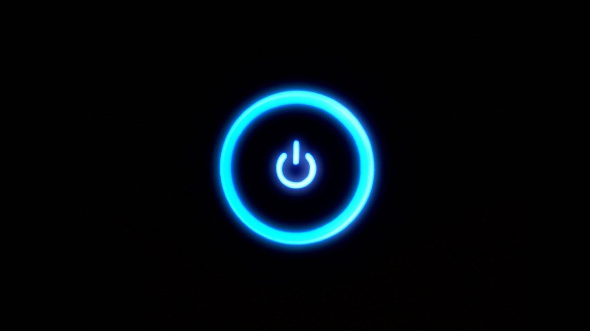 Black And Blue 桌布 壁紙 — 一個發光的藍色電源按鈕圖示在純黑色背景上柔和地脈動。