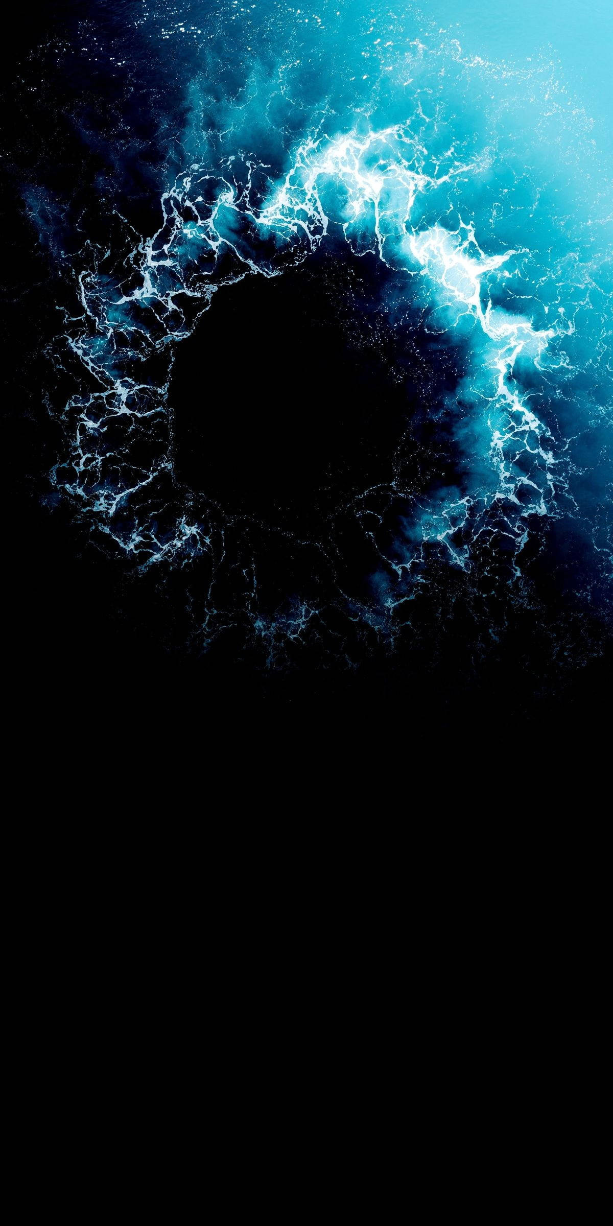 手機 桌布 壁紙 — 一個發光的藍色電環在黑色虛空中劈啪作響，宇宙能量向外輻射。