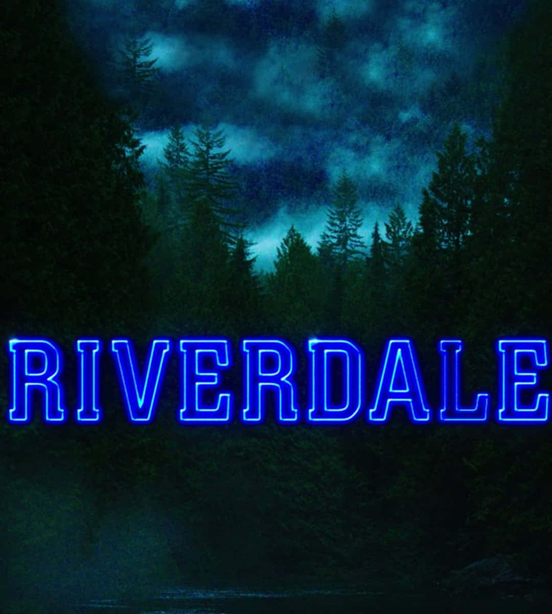 Riverdale 桌布 壁紙 — 一個發光的藍色霓虹燈 'RIVERDALE' 標誌在陰暗的夜空下，在黑暗的森林背景中脈動。