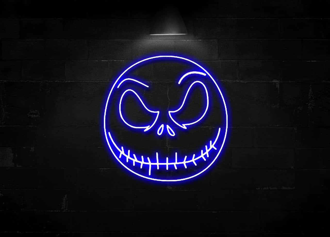 Neon Halloween 桌布 壁紙 — 一個發光的藍色霓虹燈標誌，顯示傑克·史凱林頓的臉，在單一聚光燈下照亮了深色磚牆。
