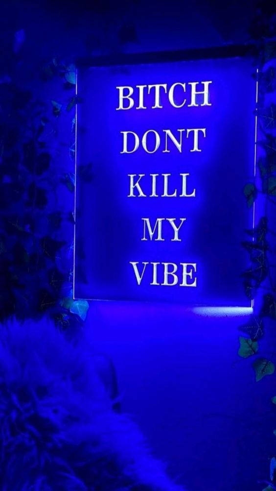 dark blue aesthetic tumblr 桌布 壁紙 — 一個發光的藍色霓虹燈牌，上面寫著「BITCH DONT KILL MY VIBE」，被深色常春藤環繞，營造出陰鬱的夜晚氛圍。
