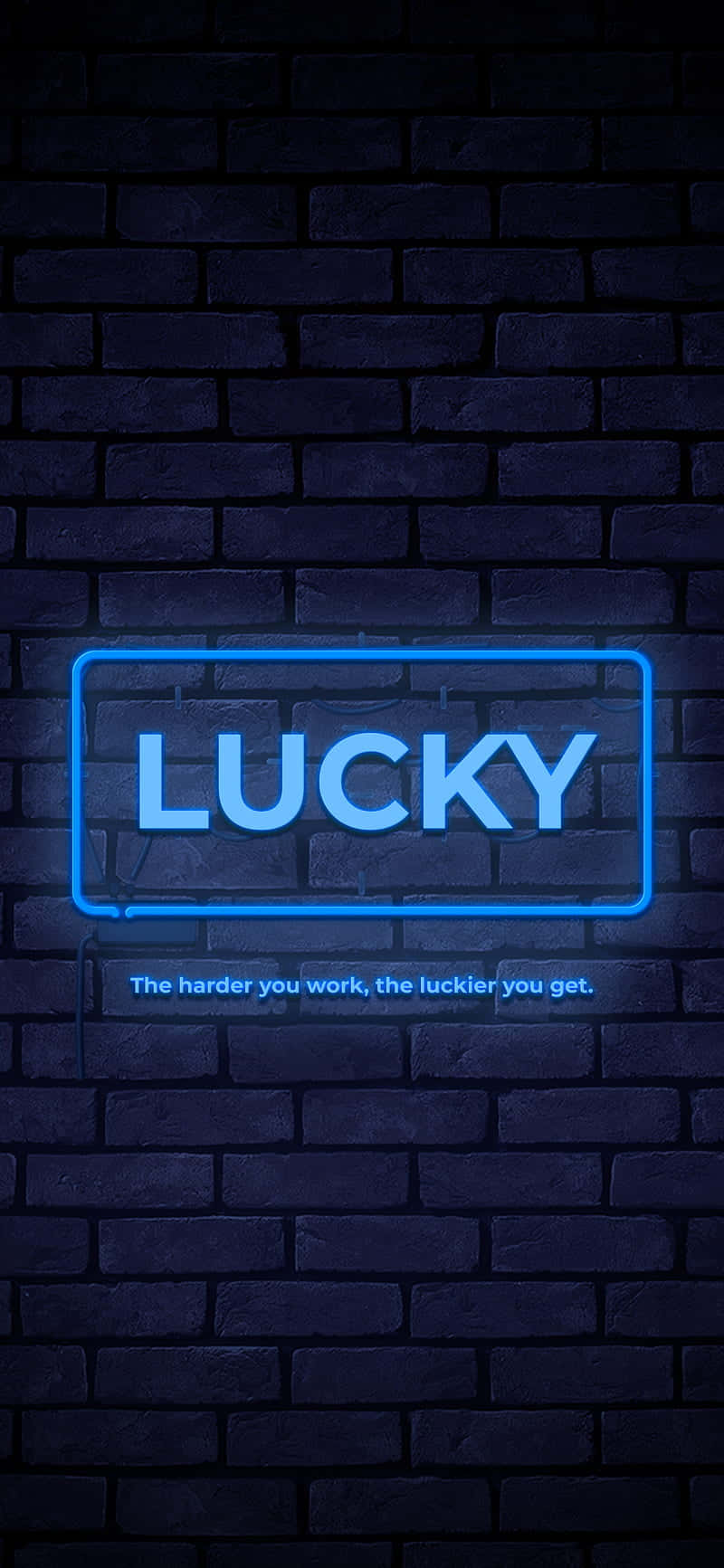Tricky Lock Screen 桌布 壁紙 — 一個發光的藍色霓虹燈牌，上面寫著 LUCKY，安裝在深色磚牆上，下方有句子「你越努力，就越幸運」。