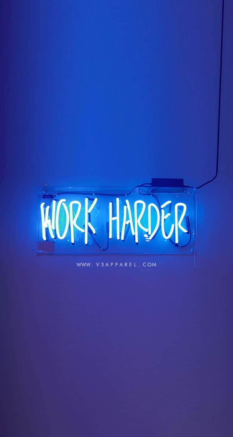 Cute Workout 桌布 壁紙 — 一個發光的藍色霓虹燈牌，上面寫著「WORK HARDER」，在純紫色的牆上投射出冷光。