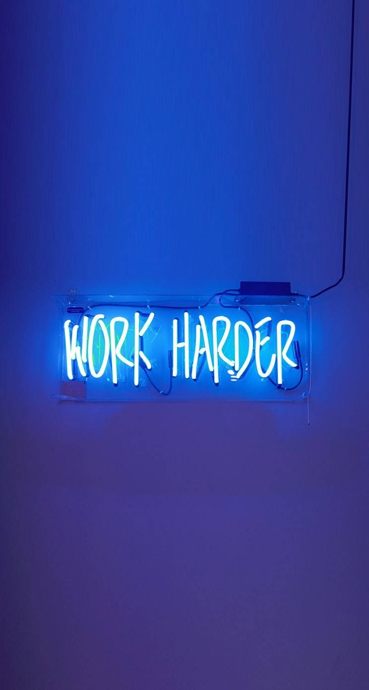 Fitness 桌布 壁紙 — 一個發光的藍色霓虹燈牌，上面寫著 work harder，安裝在素牆上，散發出冷色調的環境光。