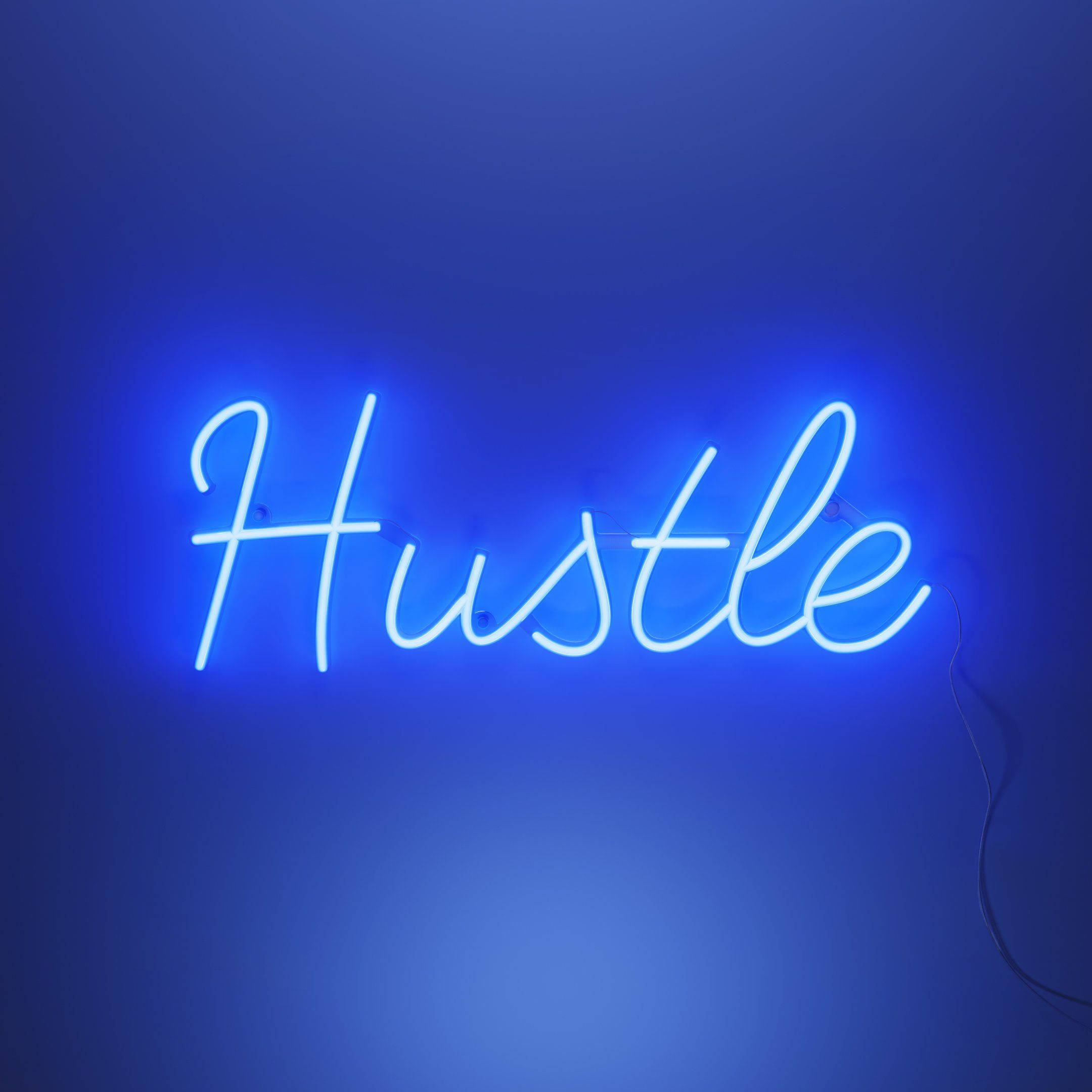 霓虹藍美學 桌布 壁紙 — 一個發光的藍色霓虹燈牌，以草書拼出 'Hustle'，背景為漸層藍色牆壁。