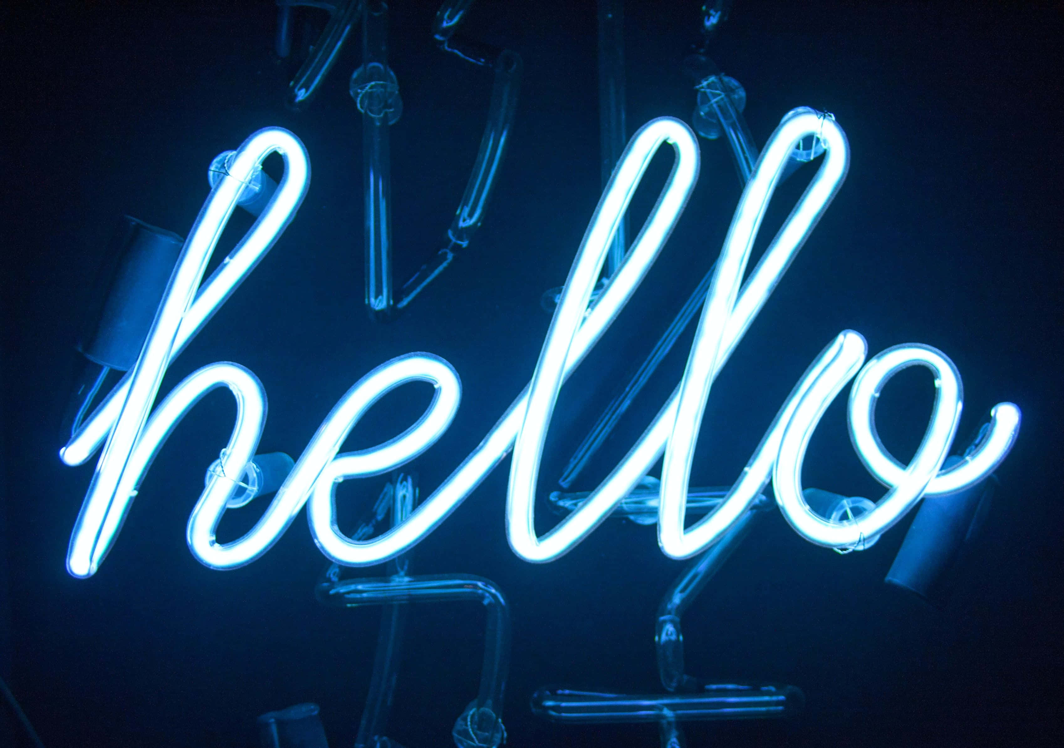 neon sign 桌布 壁紙 — 一個發光的藍色霓虹燈牌，在深色背景上拼出 hello，玻璃管清晰可見。