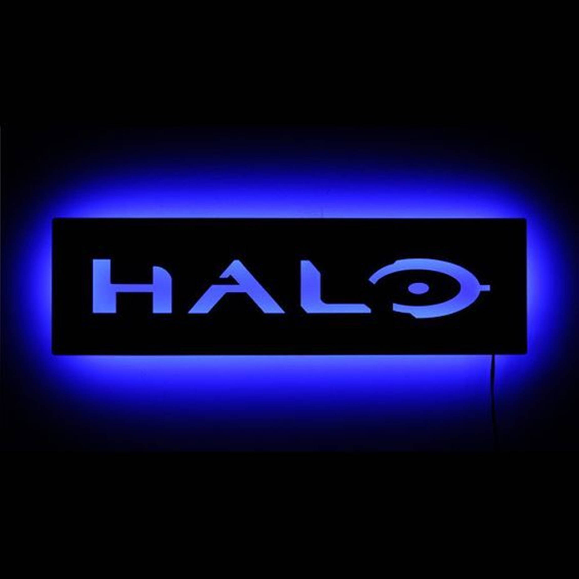 藝術 桌布 壁紙 — 一個發光的藍色霓虹燈牌，顯示「HALO」字樣及光環符號，置於深色背景上。