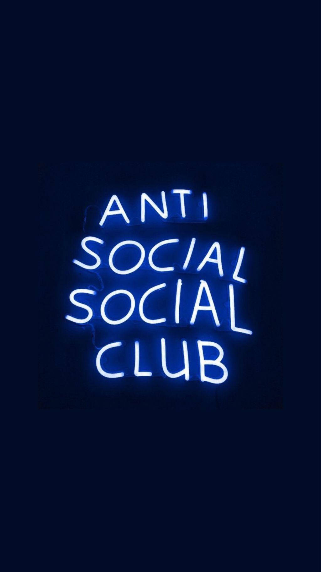 club 桌布 壁紙 — 一個發光的藍色霓虹燈牌在深色背景上顯示 anti social social club。