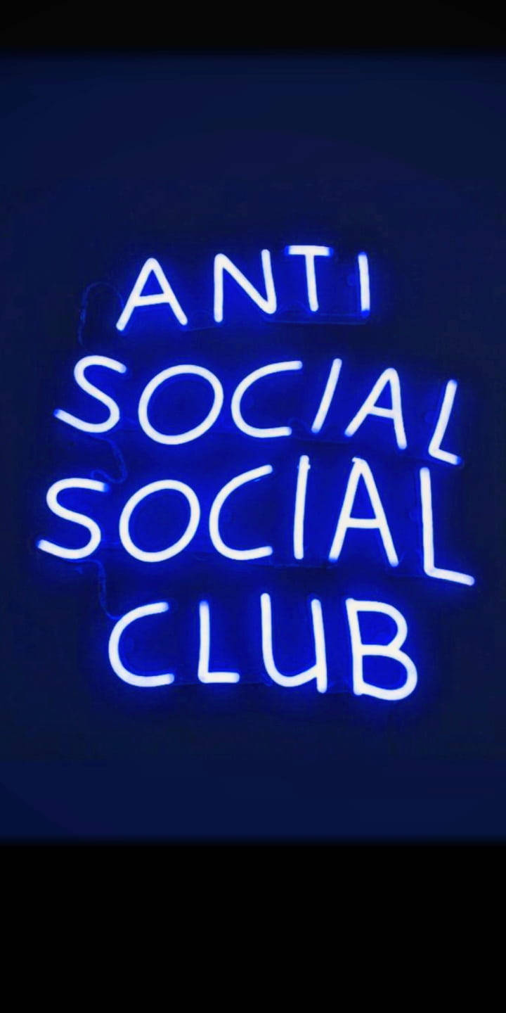 Social 桌布 壁紙 — 一個發光的藍色霓虹燈牌在深色背景上顯示 anti social social club。
