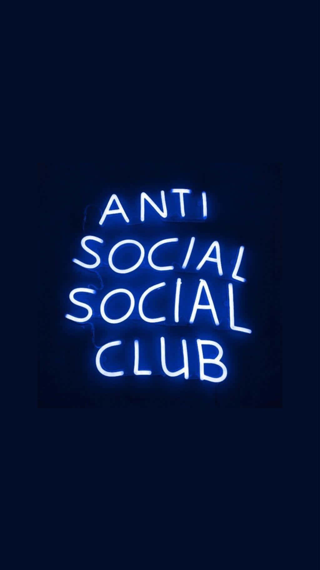 Anti Social Club iPhone 桌布 壁紙 — 一個發光的藍色霓虹燈牌在黑暗背景上顯示 anti social social club。