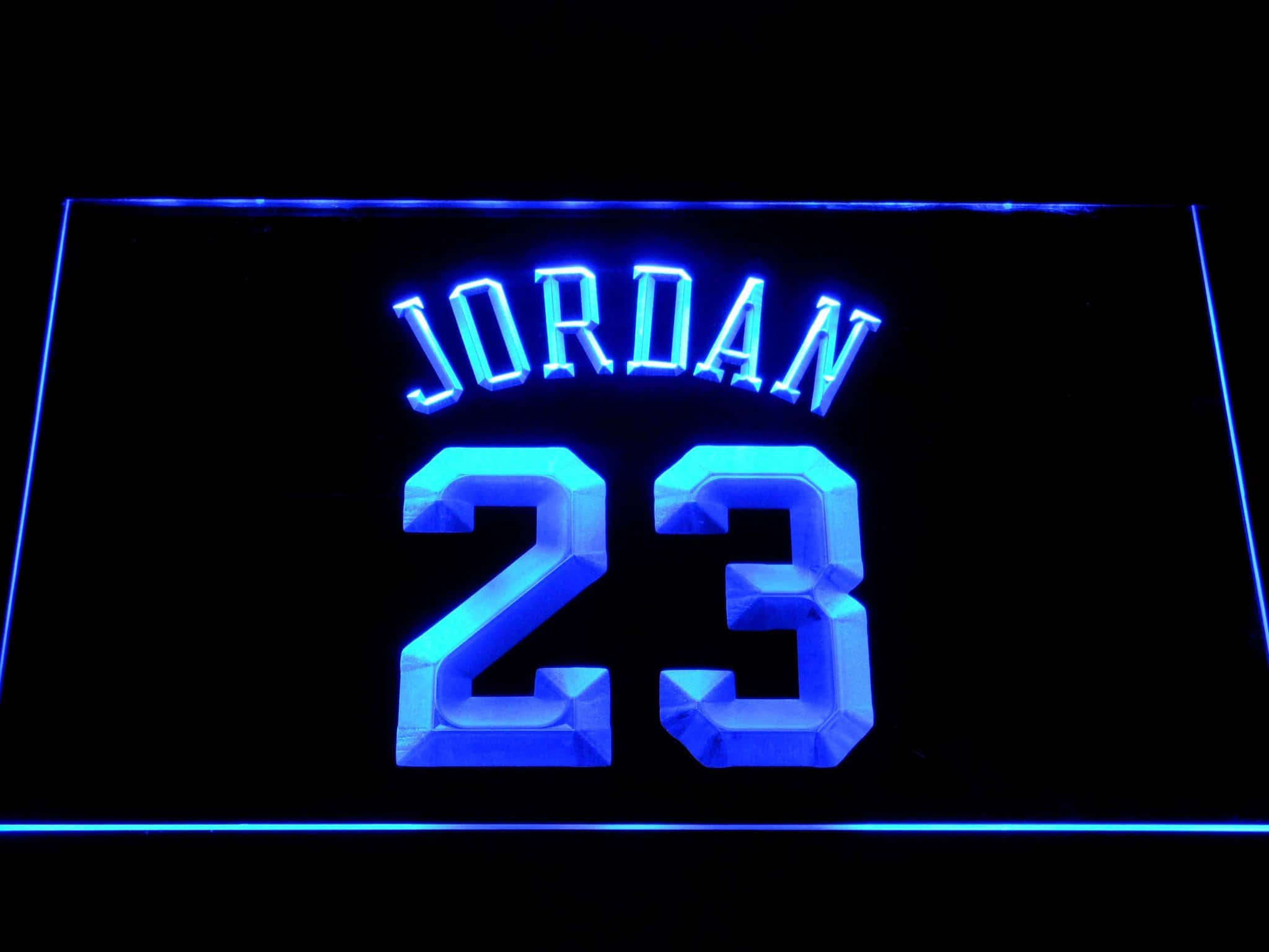 Jersey 桌布 壁紙 — 一個發光的藍色霓虹燈牌在黑色背景上顯示名字JORDAN和數字23。